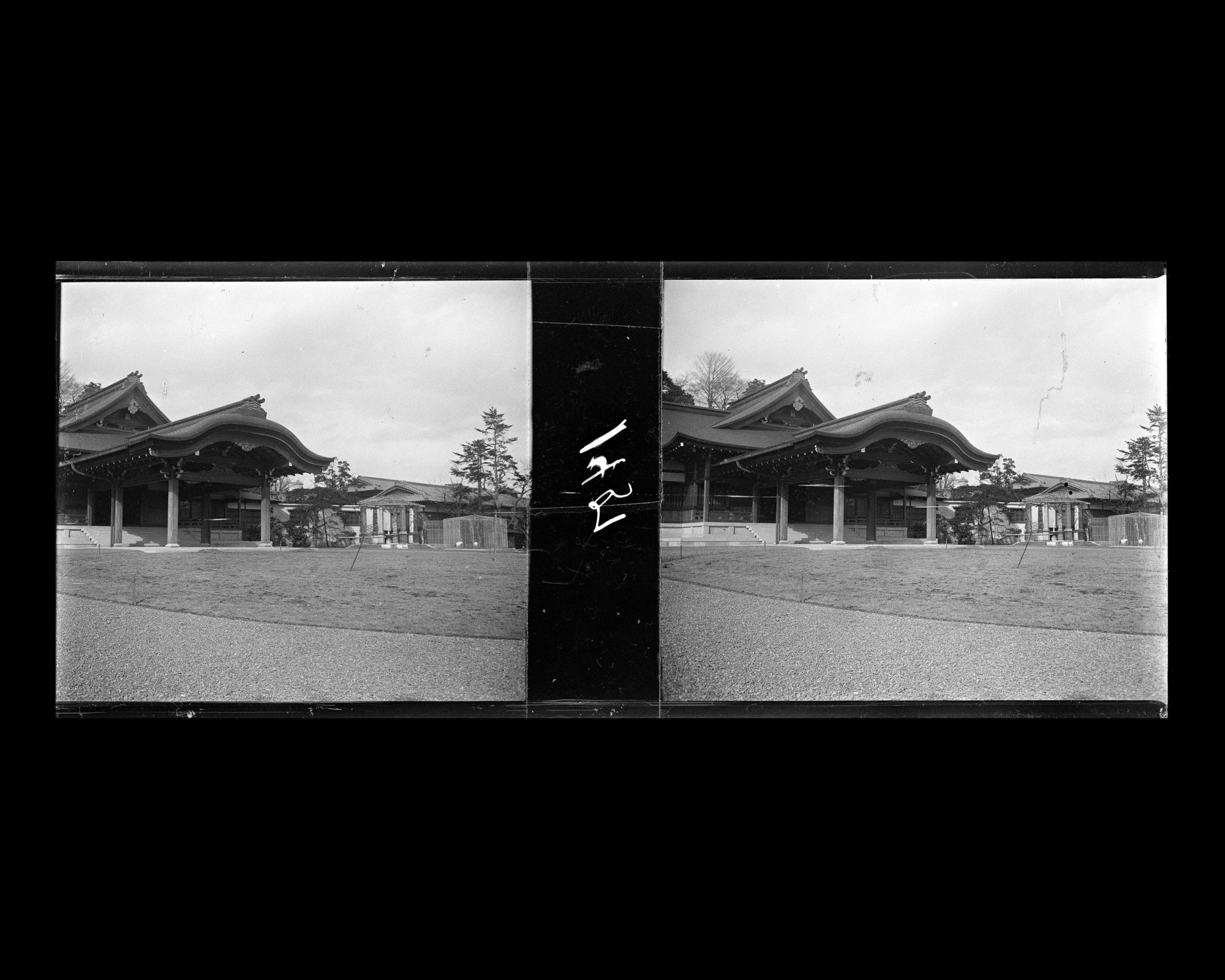 Image représentant Le porche de l'entrée du pavillon principal de la résidence du marquis Nagakoto Asano