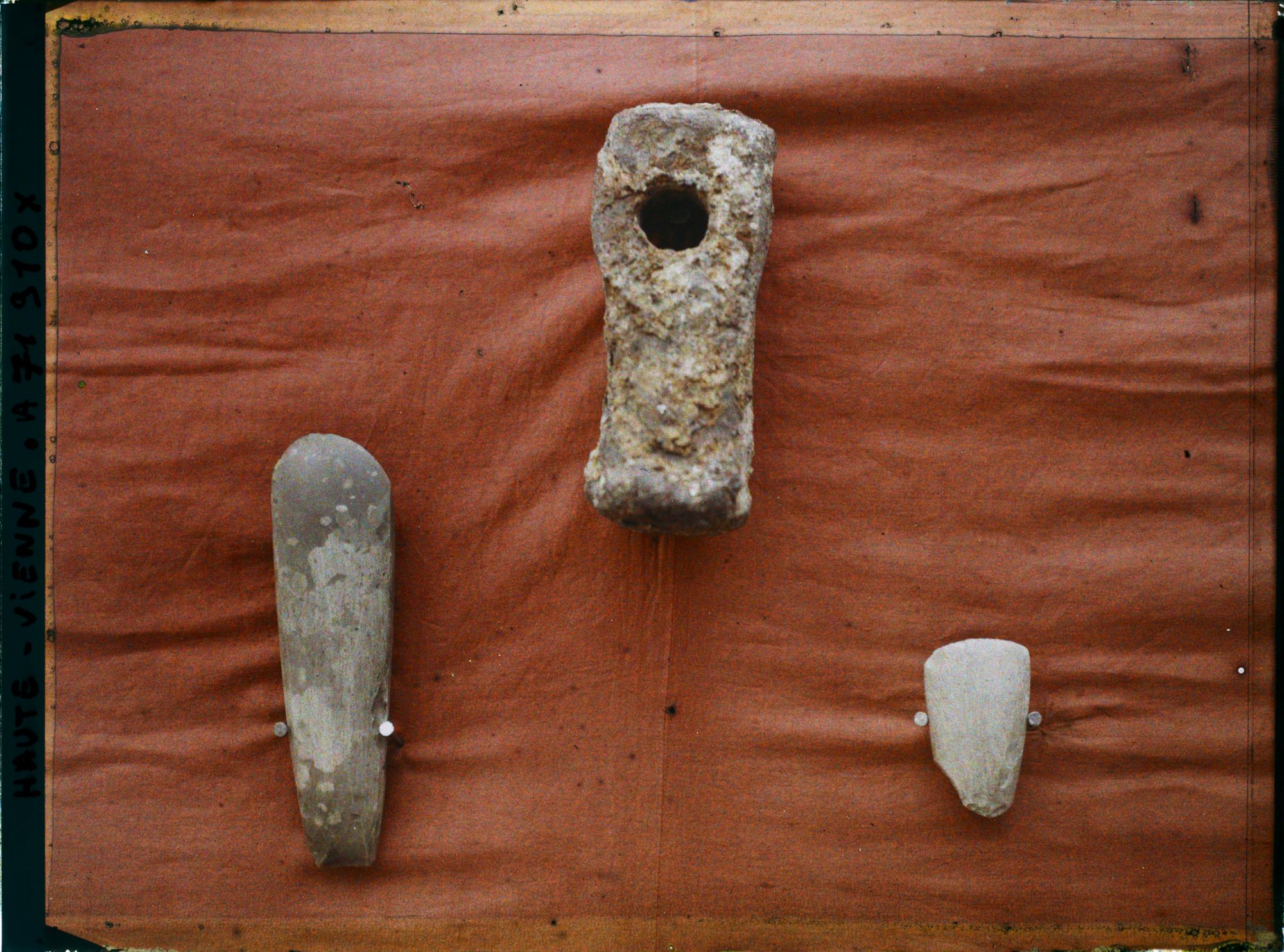 Image représentant Masse romaine et haches de silex