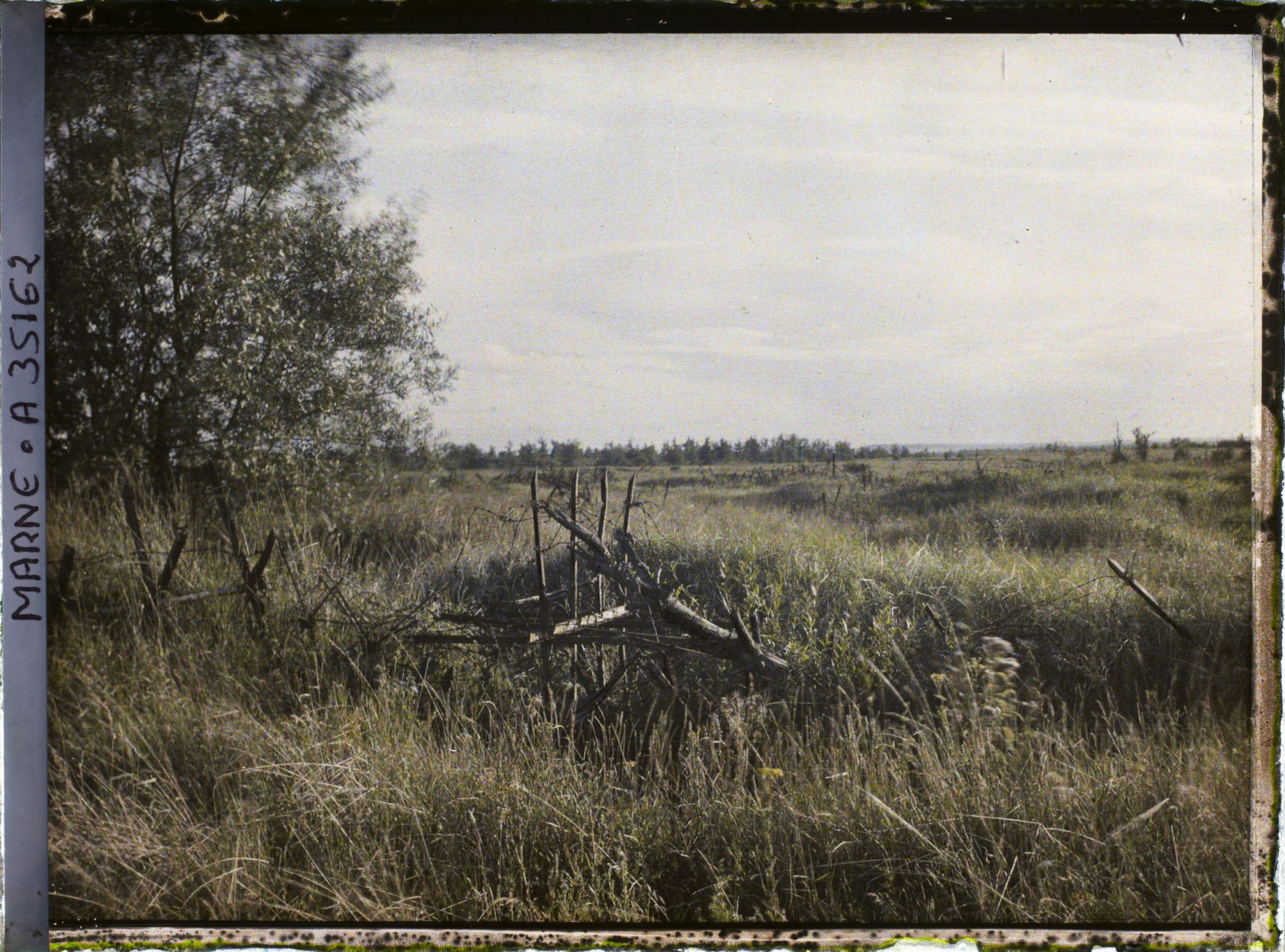 Image représentant France, Vienne le Château , Ancien champ de bataille au secteur St Thomas