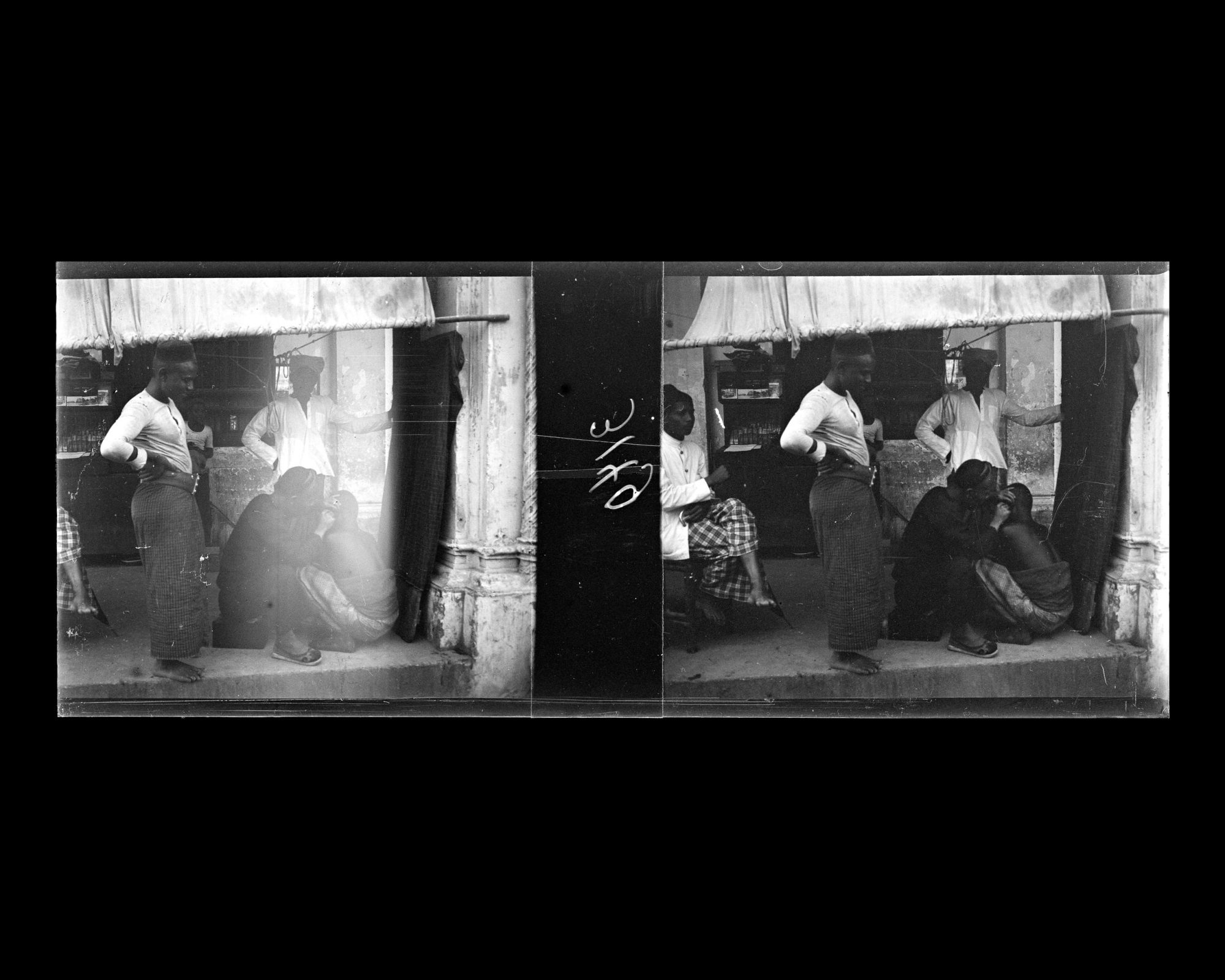 Image représentant Coiffeur ambulant devant une échoppe