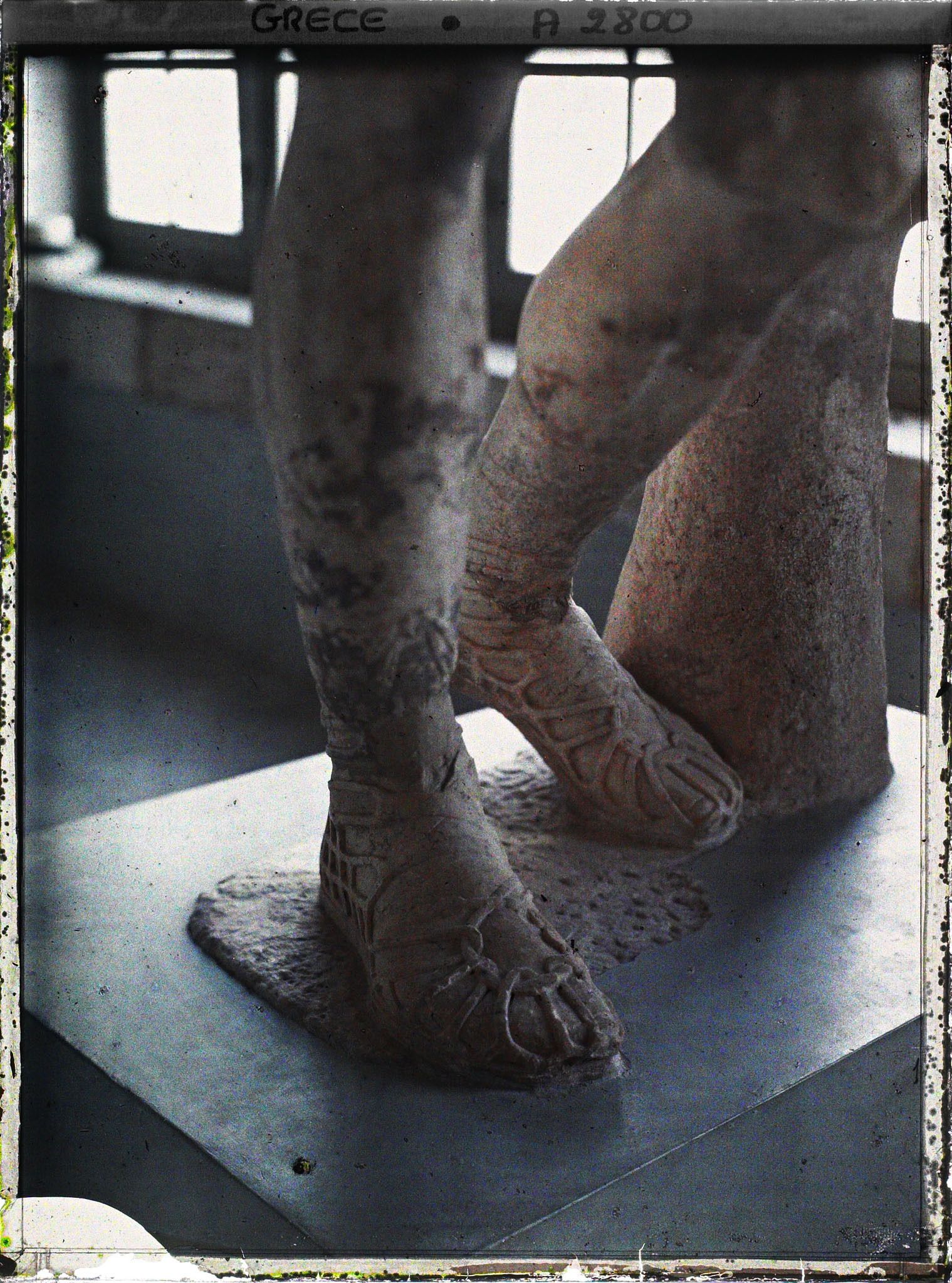 Image représentant Au musée : statue de Sisyphe 1er, de la famille de Daochos, Tetrasque de Thessalie (gros plan sur les sandales)