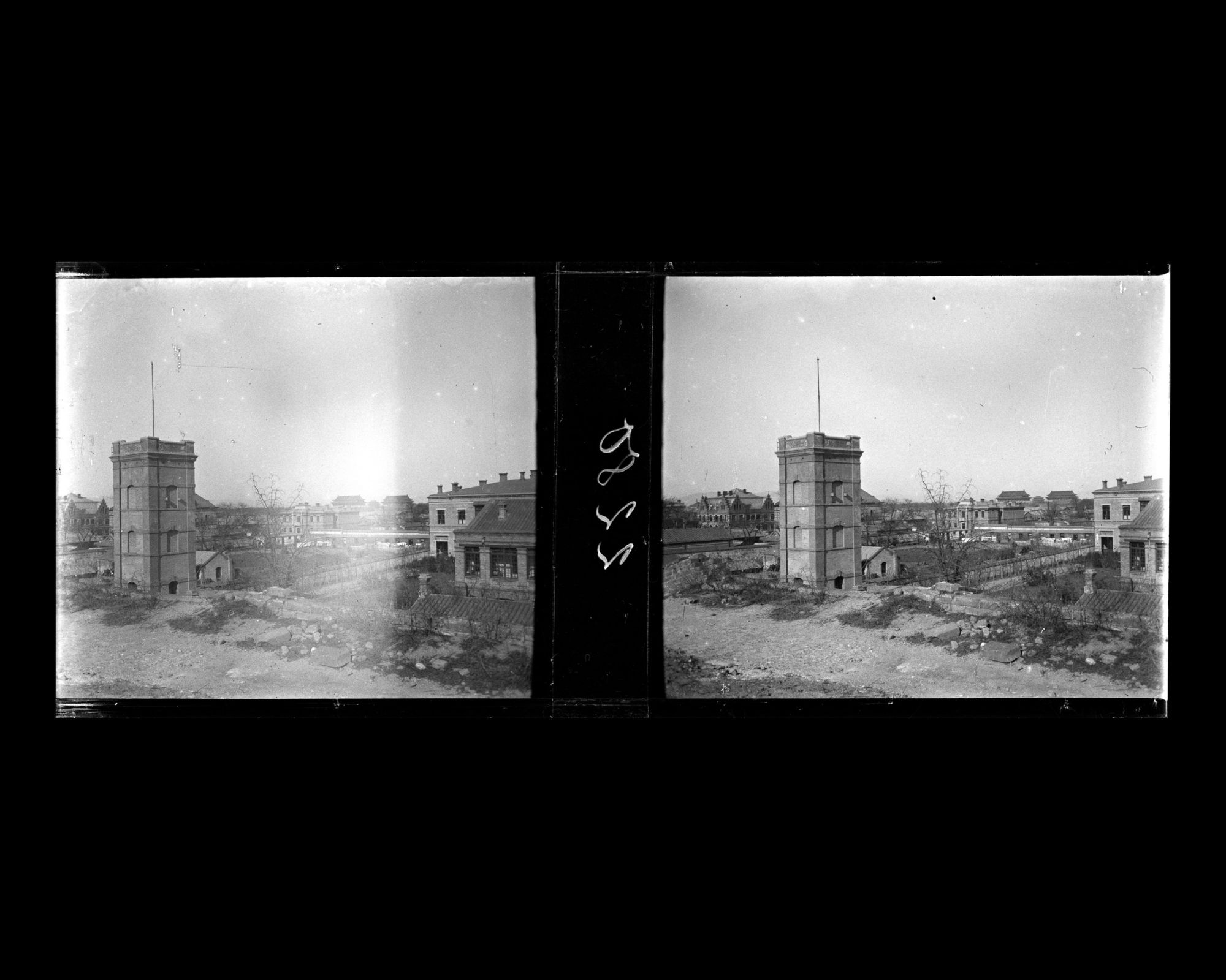 Image représentant Le quartier des légations vu depuis le chemin de ronde de l'enceinte de la ville tartare