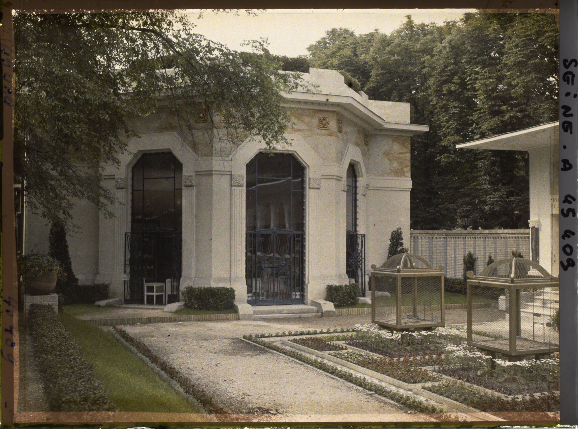 Image représentant L'Exposition des arts décoratifs, Jardin des Oiseaux, près du pavillon de la Ville de Paris et des Marbreries de St Pons