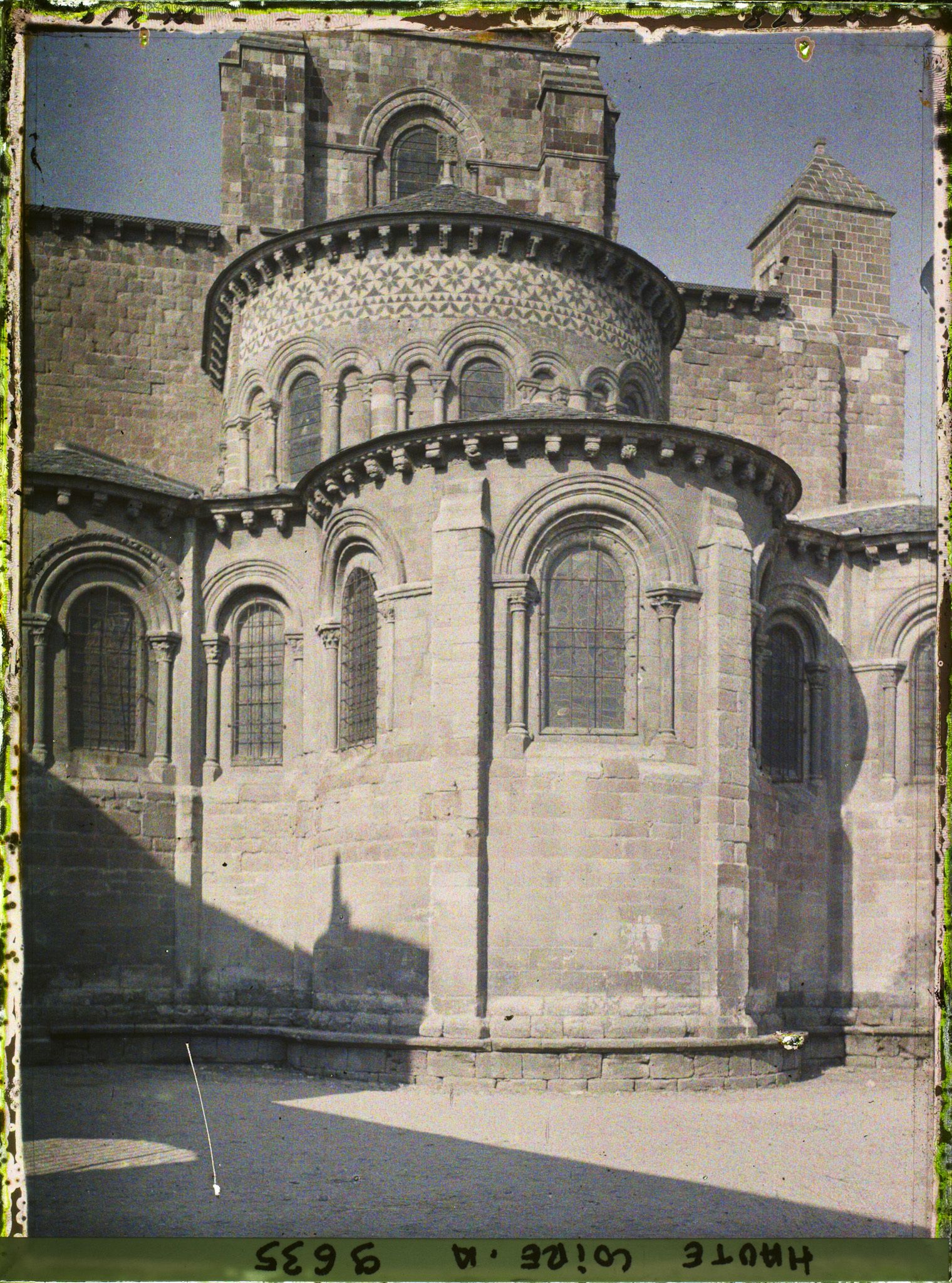Image représentant L'abside et les absidioles du chevet de la basilique Saint-Julien, vues de la place Gégoire de Tours