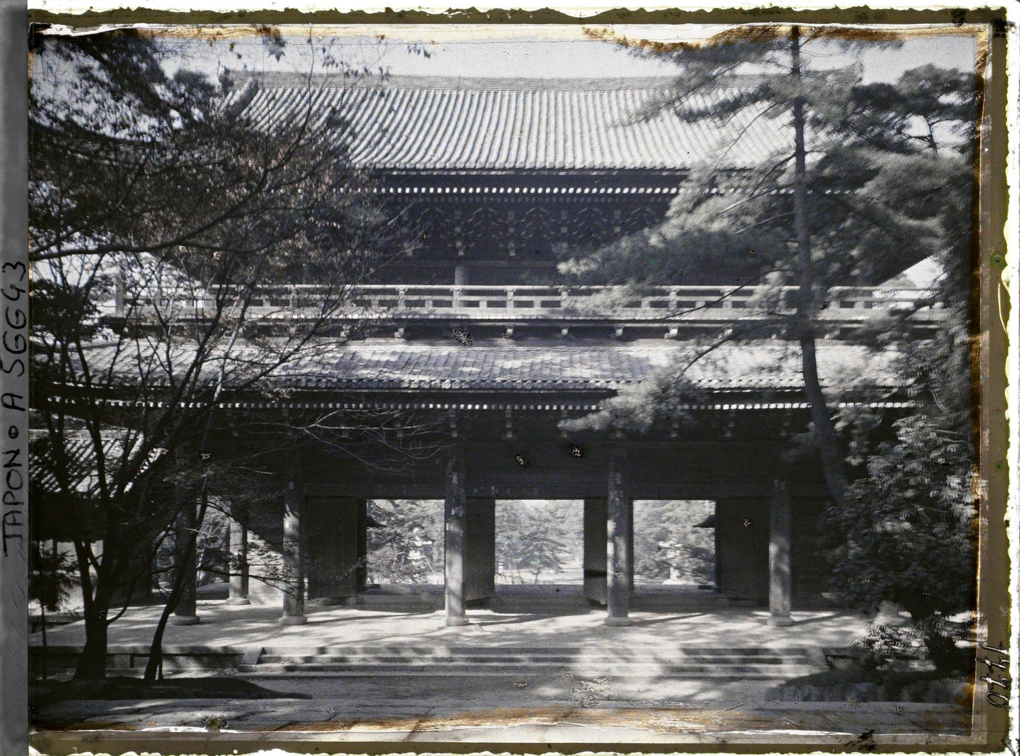Image représentant Vue de l'intérieur de la Sanmon (porte monumentale à deux niveaux) du temple Chion-in