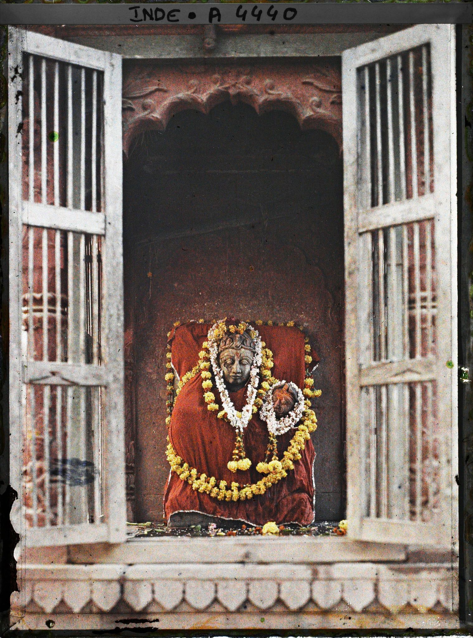 Image représentant Statue représentant Shiva et son épouse Parvati, drapée d'une étoffe rouge et ornée de guirlandes de fleurs dans le temple de Kashi Vishvanath (Temple d'or)