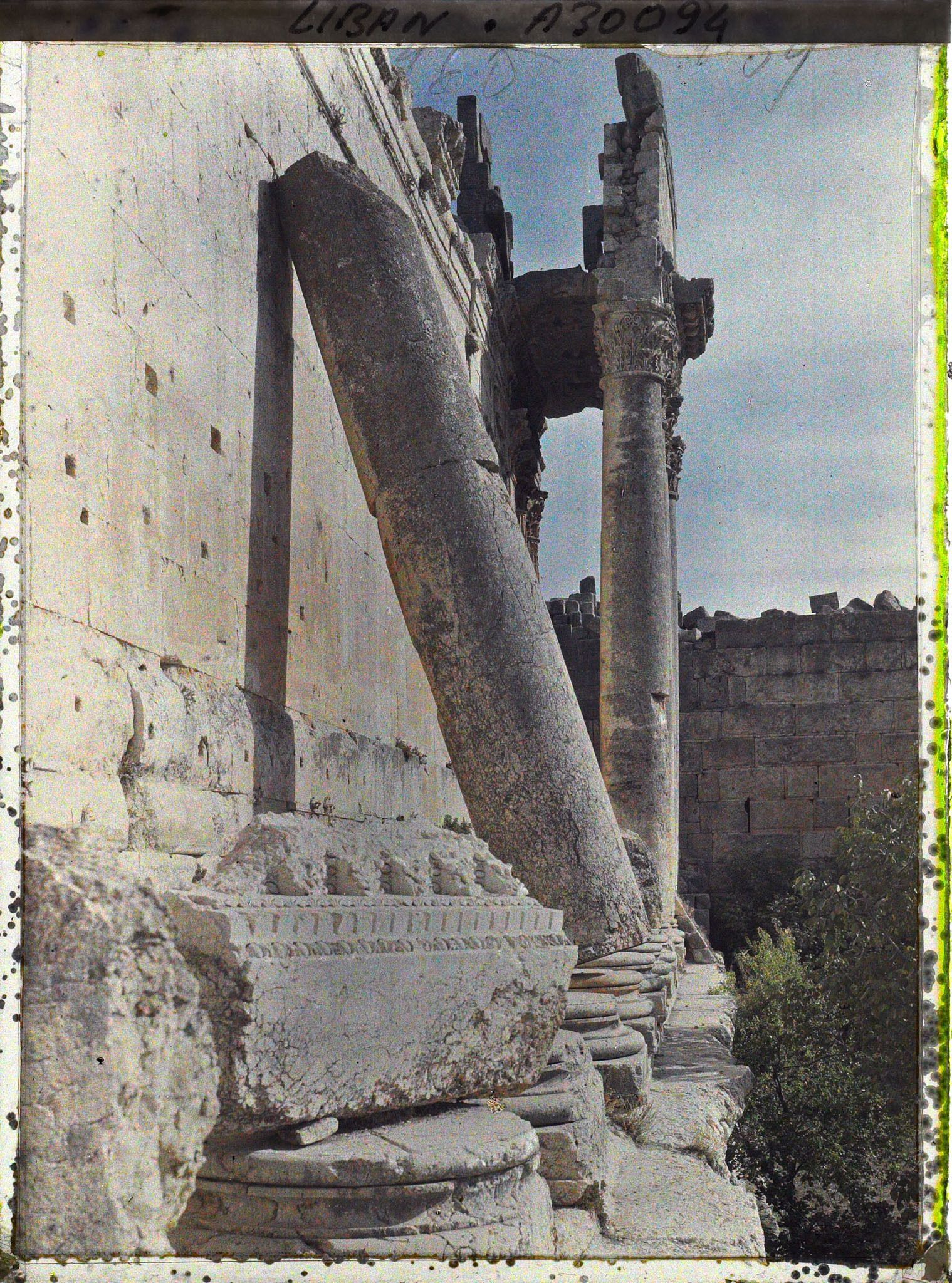 Image représentant Une partie de la façade sud du Temple dit de Bacchus