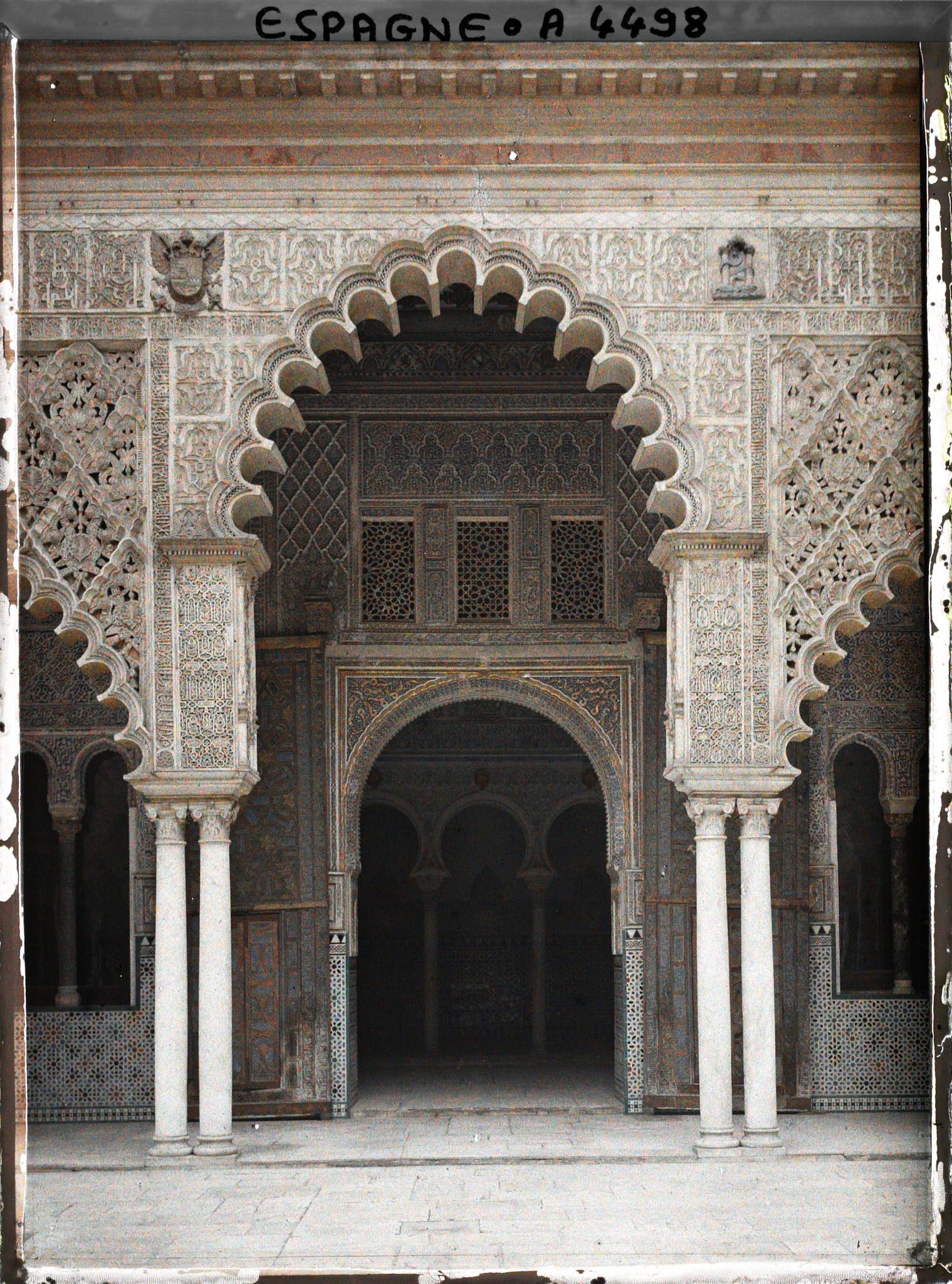 Image représentant Alcazar : porte vers le salon de Embajadores ("des Ambassadeurs") vue du patio de las Doncellas ("des Demoiselles")