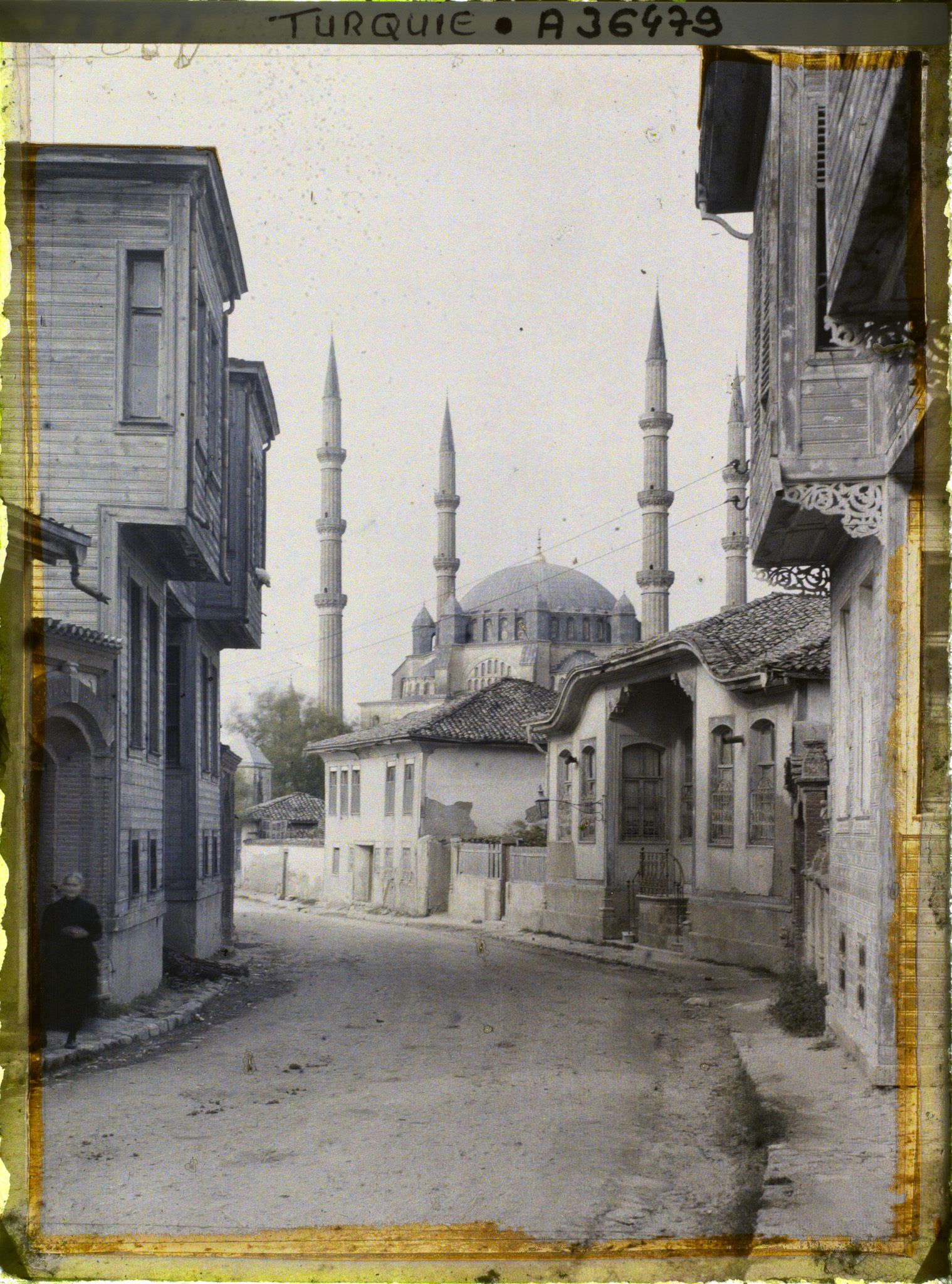 Image représentant Une rue proche de Selimiye Camii (la Grande Mosquée) que l'on voit à l'arrière-plan