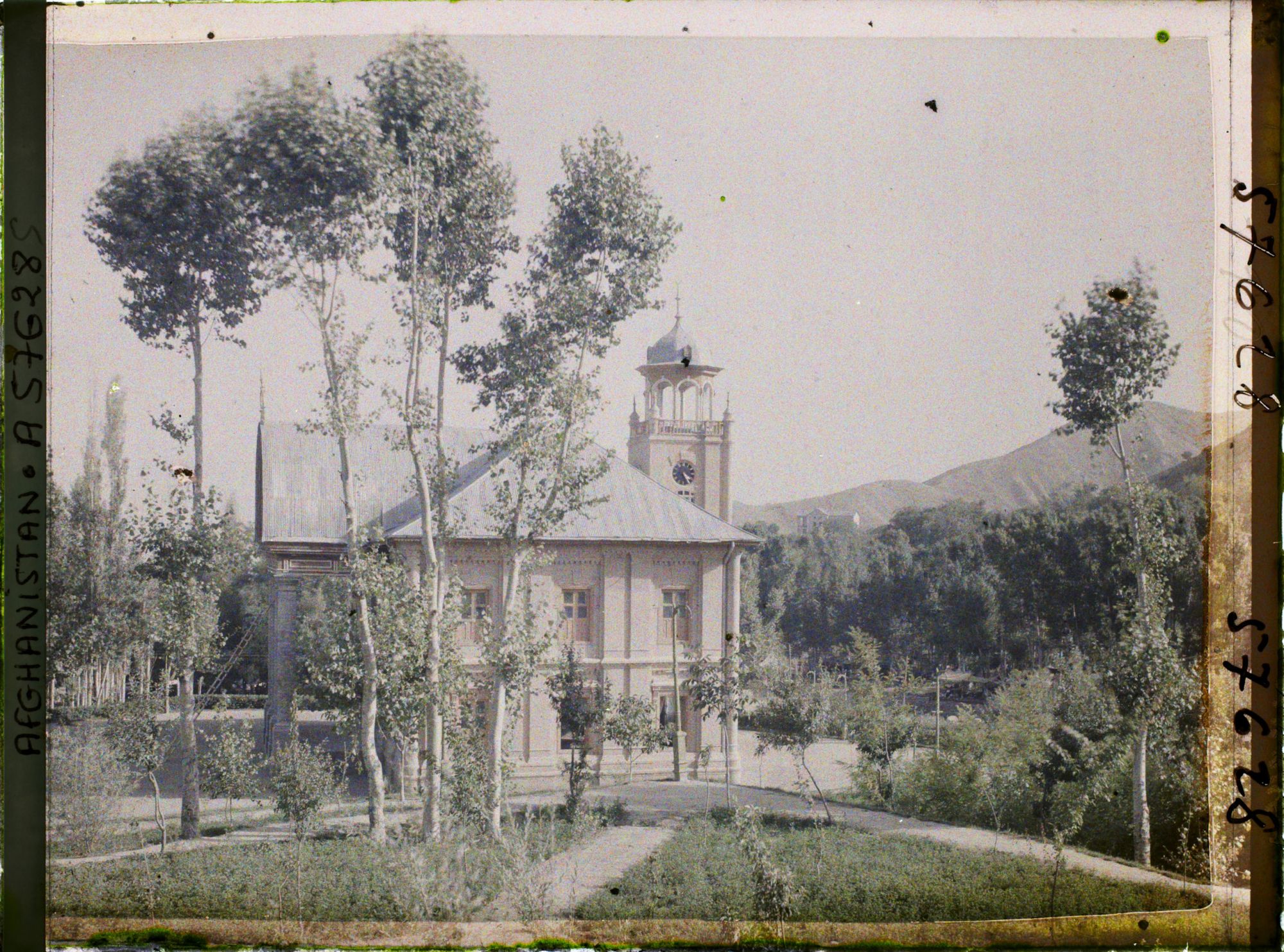 Image représentant La mosquée de Paghman vue de profil (à gauche, son porche construit par l'architecte italien A. De Gado)
