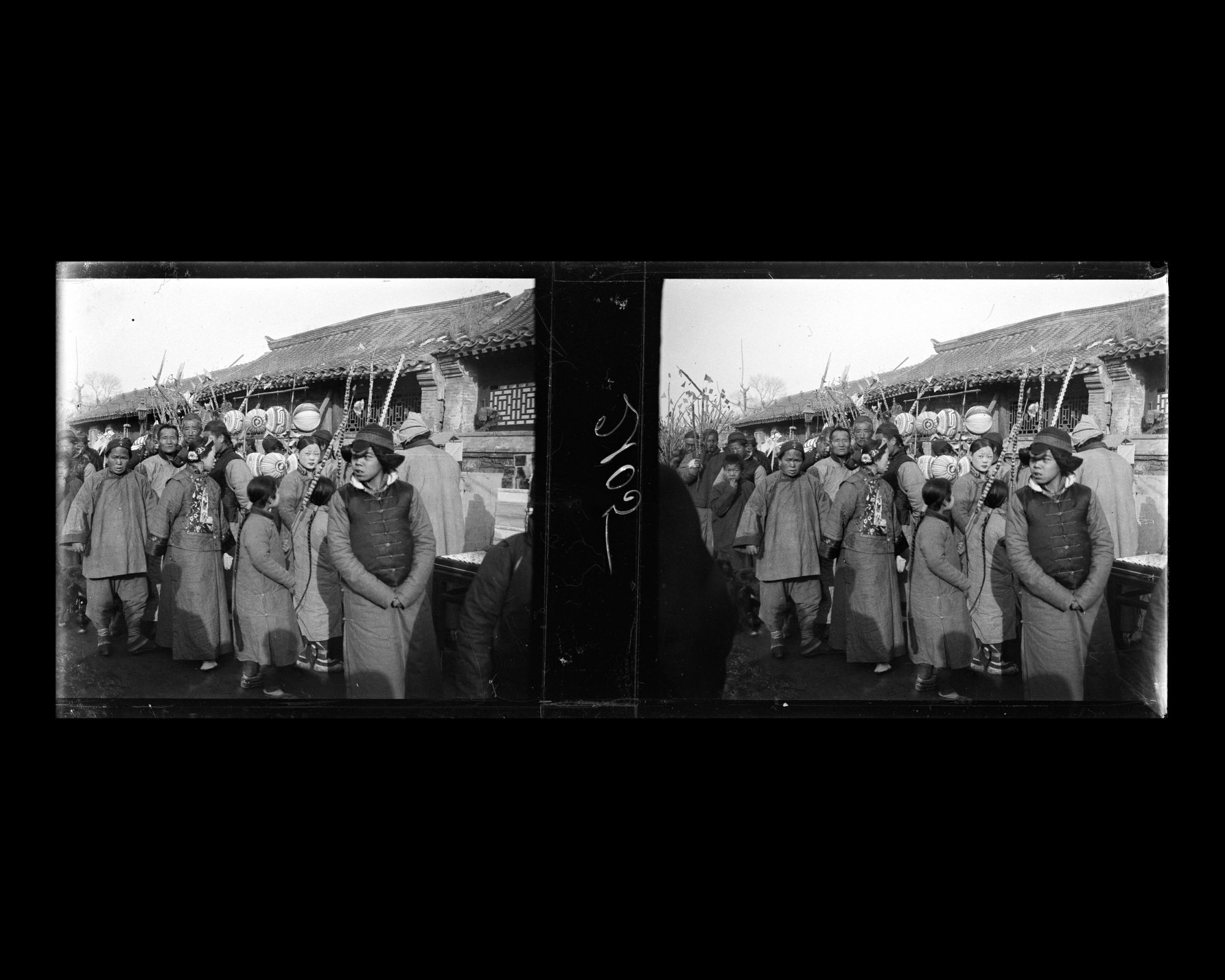 Image représentant Une rue perpendiculaire à Xizhimen dajie ("avenue de la Porte Droite de l'Ouest"). Les visiteurs d'une foire monastique (miaohui)