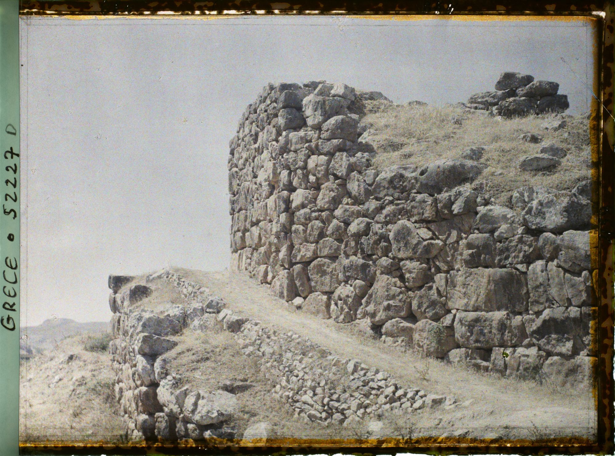 Image représentant Chemin bordant, en montant, le mur d'enceinte de la citadelle (rampe d'accès de l'entrée principale ?)