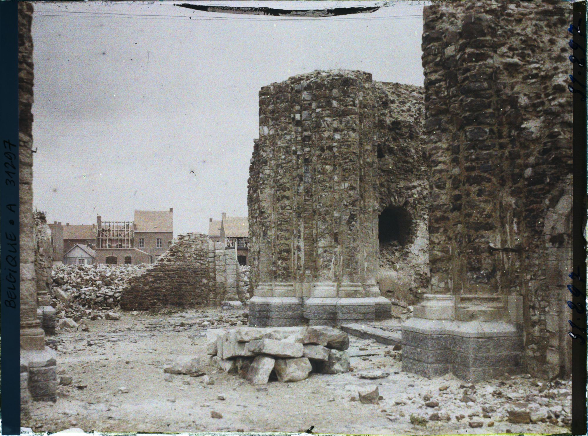 Image représentant Belgique, Messines, Ruines de l'Eglise et nouvelles maisons