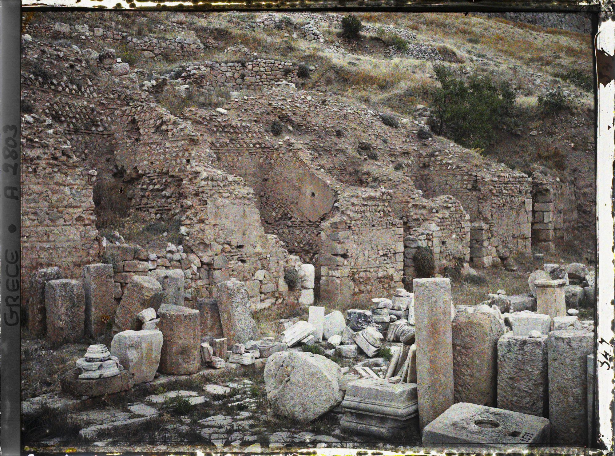 Image représentant L'Agora romaine, place bordée de magasins devant l'entrée principale du sanctuaire d'Apollon