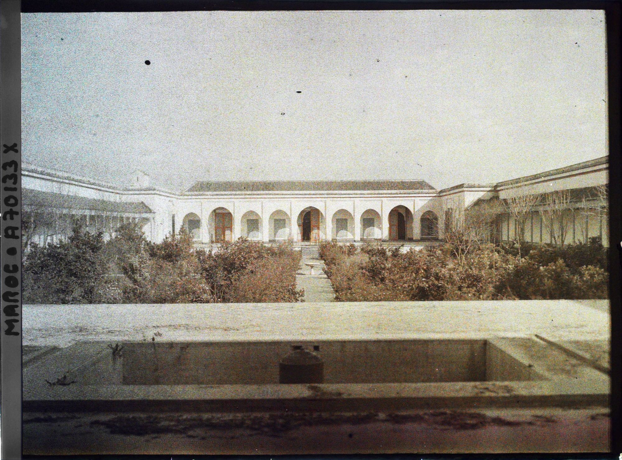 Image représentant Le jardin andalou, à l'abandon, et une partie du Dar Batha (" Palais Batha ")