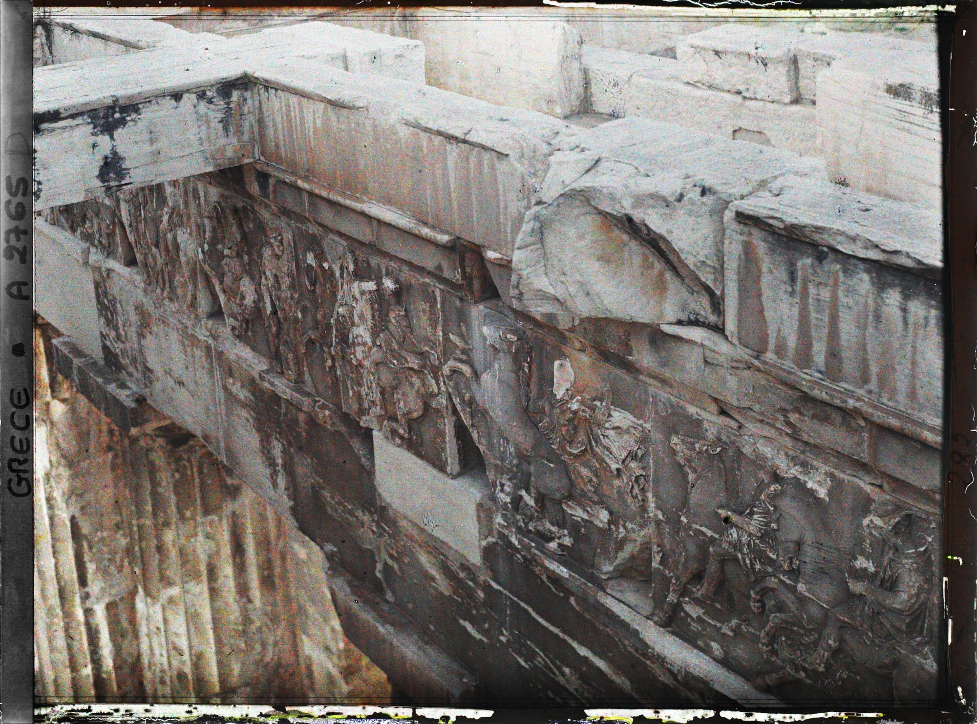 Image représentant Sur l'Acropole, le Parthénon. Vue prise du sommet du Parthénon sur la frise ouest de la Cella (cavalier escortant la Procession des Grandes Panthénées)