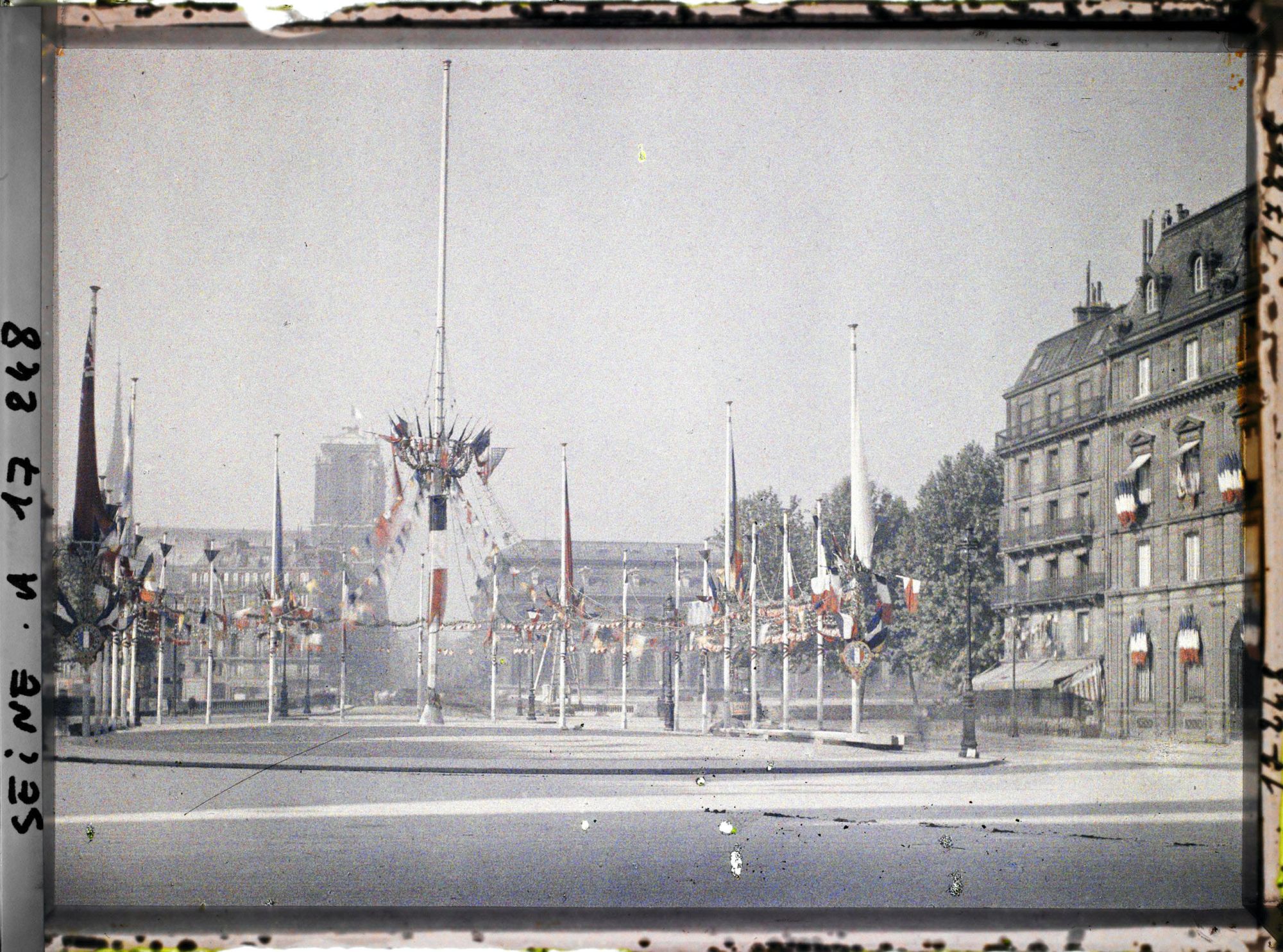Image représentant La place de l'Hôtel de Ville décorée pour les fêtes de la Victoire des 13 et 14 juillet
