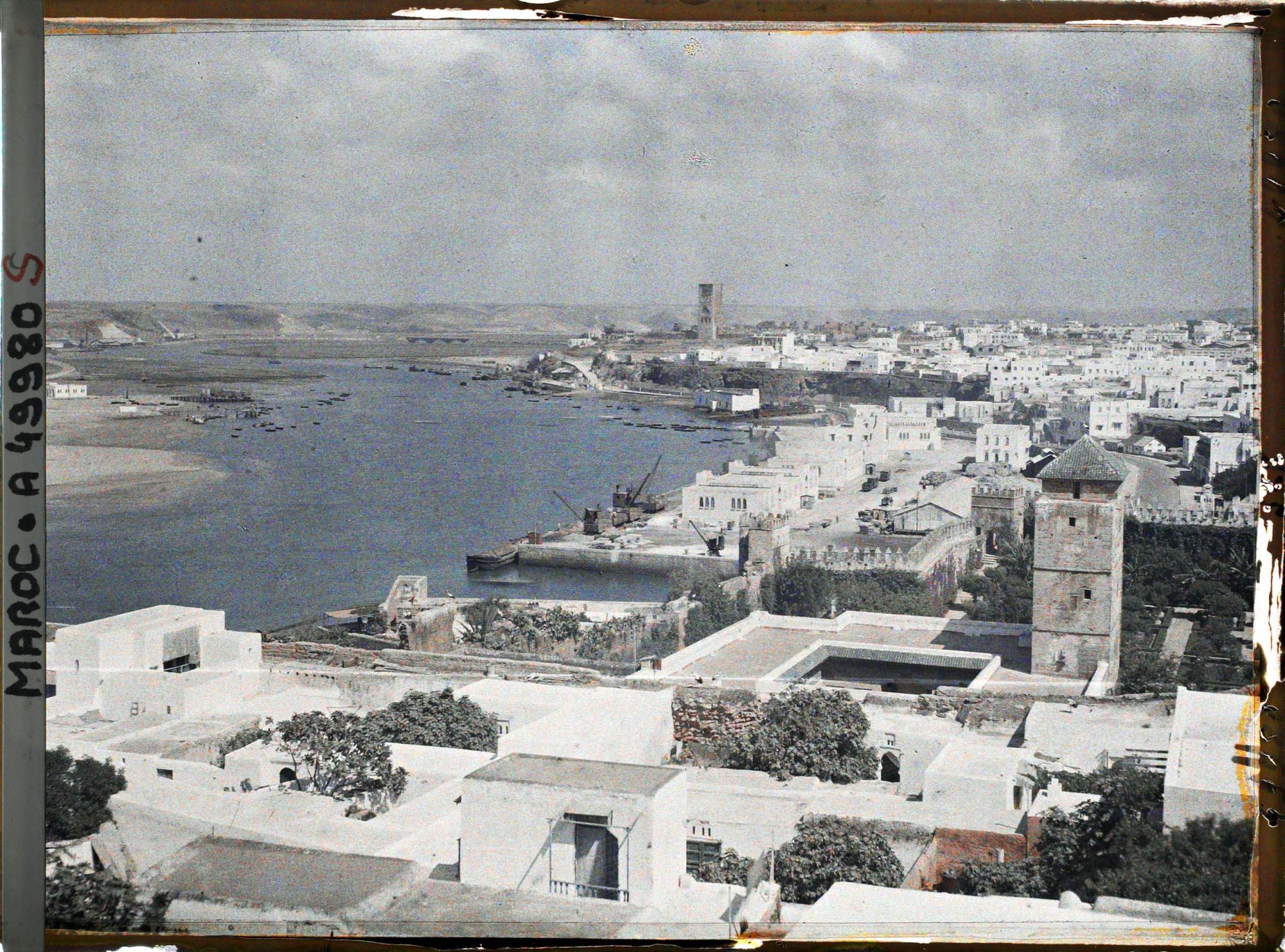 Image représentant Panorama sur les terrasses de la casbah des Oudaïa et l'estuaire du fleuve Bou Regreg : au fond, la tour Hassan
