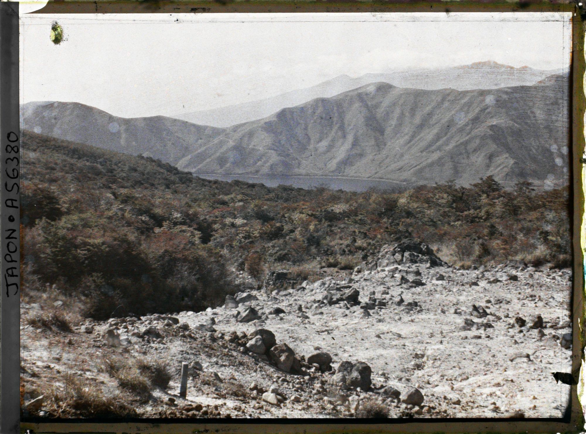 Image représentant Le lac Hakone depuis la vallée d'Owakudani ou Ojigoku