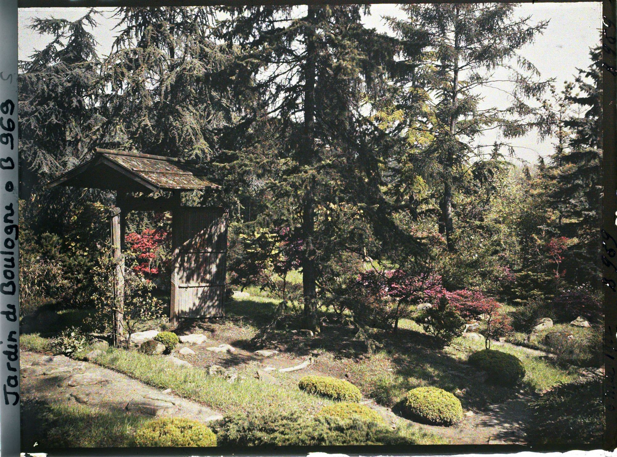 Image représentant Porte et paysage du " village japonais " en limite du " sanctuaire japonais "