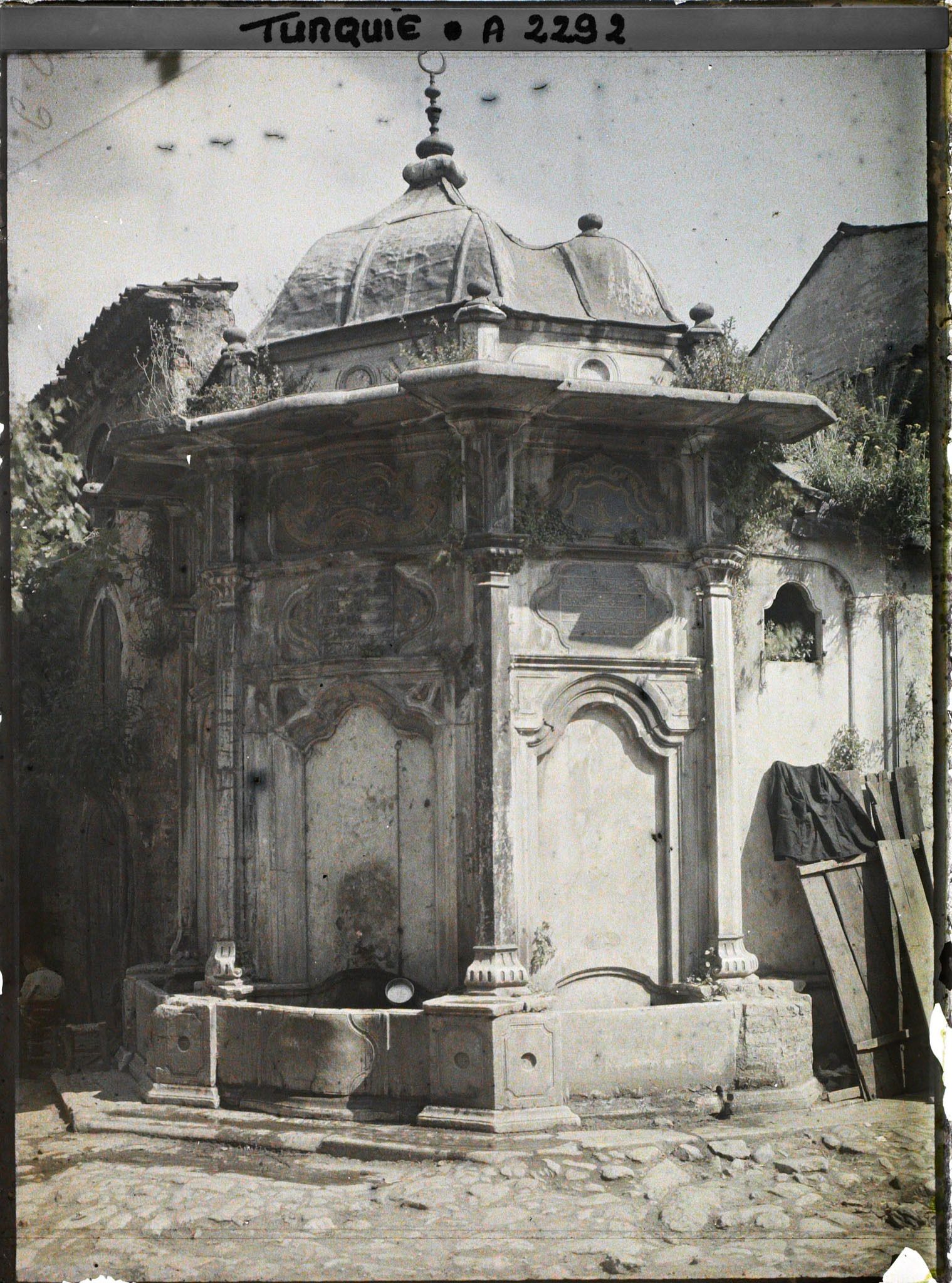 Image représentant Une vieille fontaine