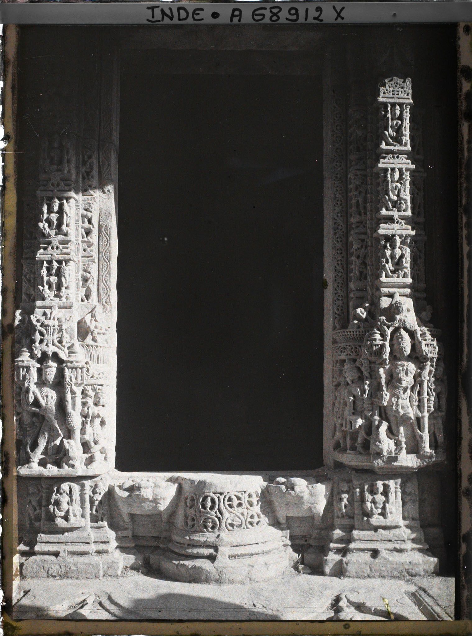 Image représentant Décor sculpté de la porte intérieure du temple jaïn de Bhagawan Mahavira