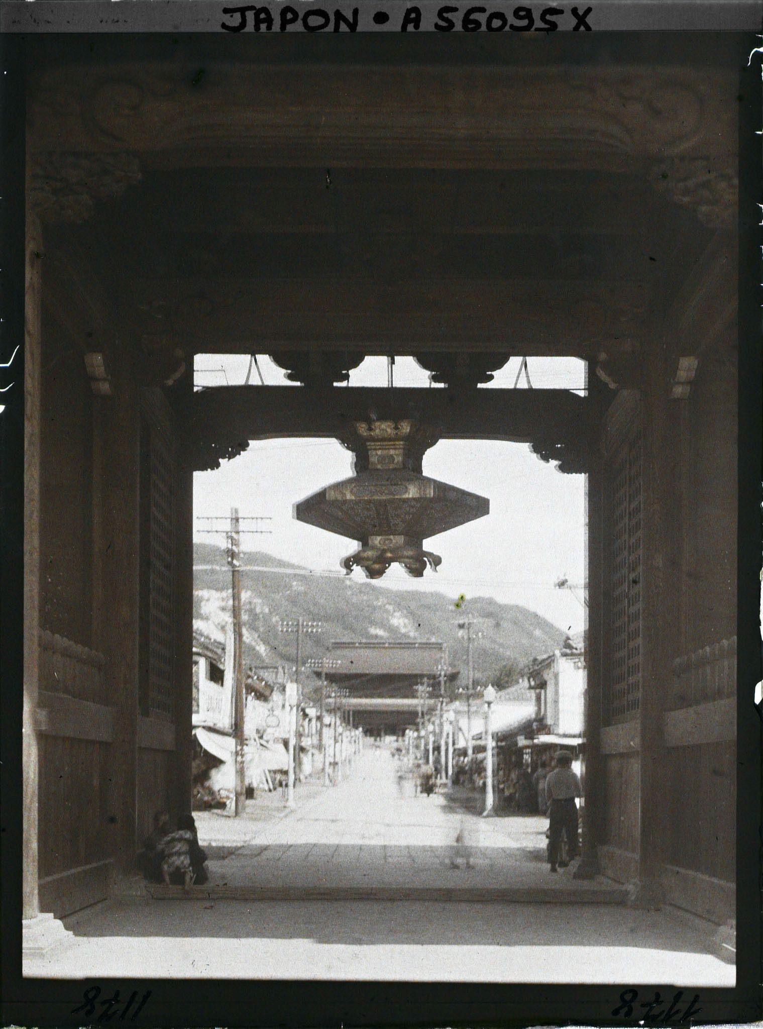 Image représentant Temple Zenko-ji : vue depuis la Niômon vers la Sanmon