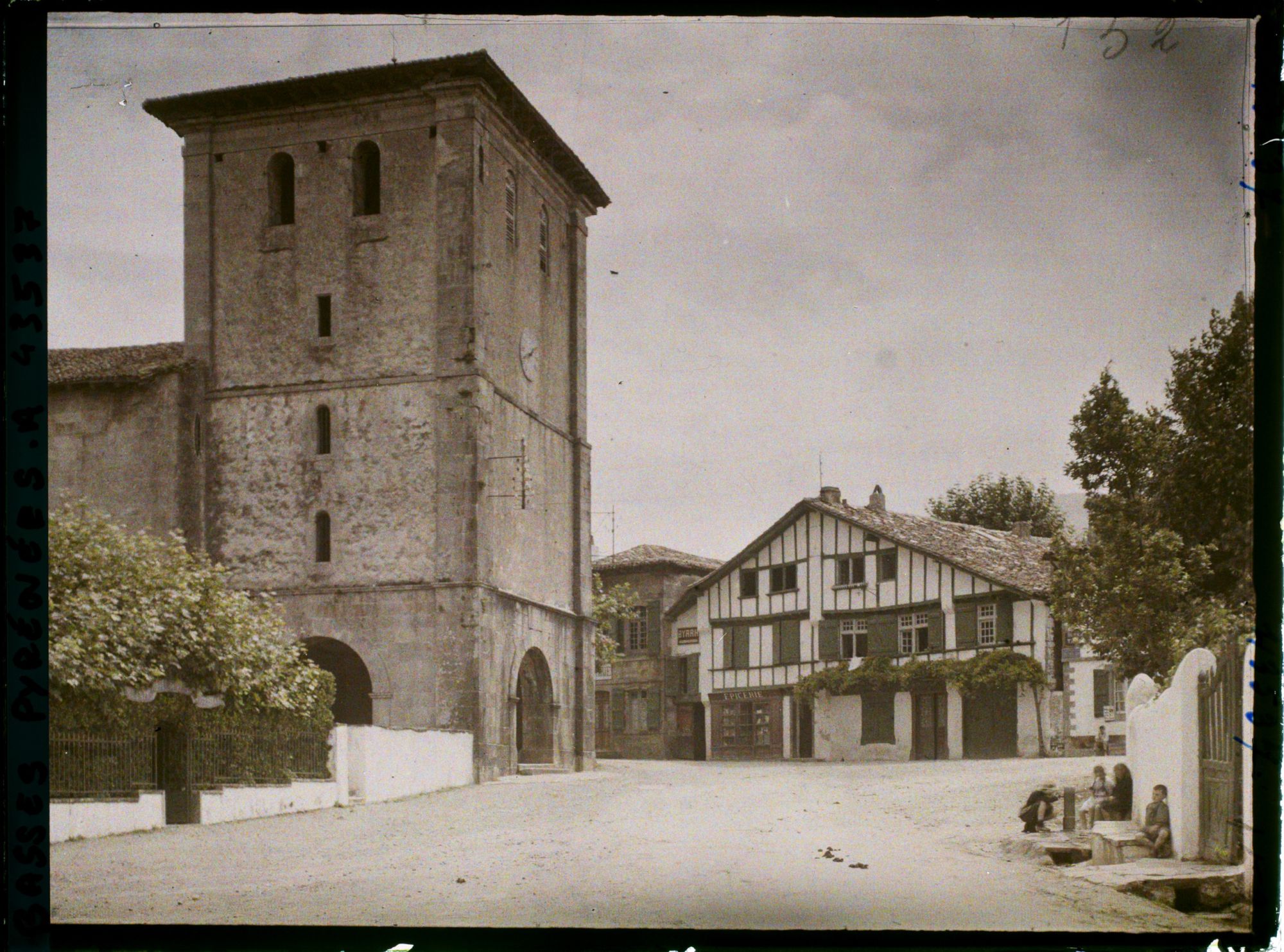 Image représentant France, Ascain, La Place et l'Eglise