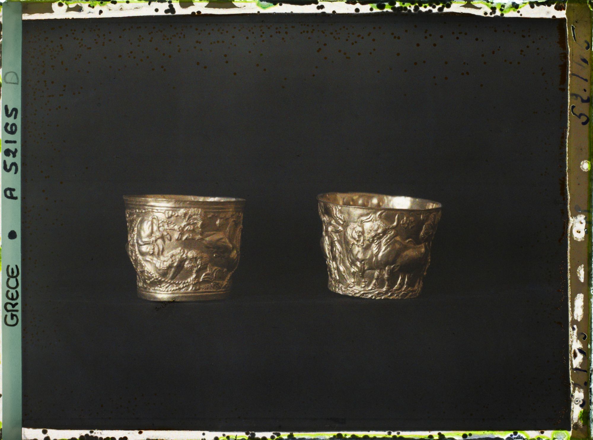 Image représentant Deux gobelets en or sculpté (scènes de chasse au taureau) provenant de Vaphio (Laconie)