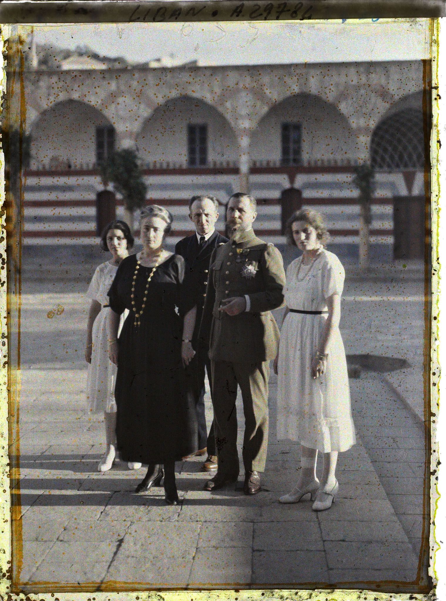 Image représentant Le général Gouraud en compagnie du gouverneur du Liban, le gouverneur Trabaud, son épouse et leurs filles