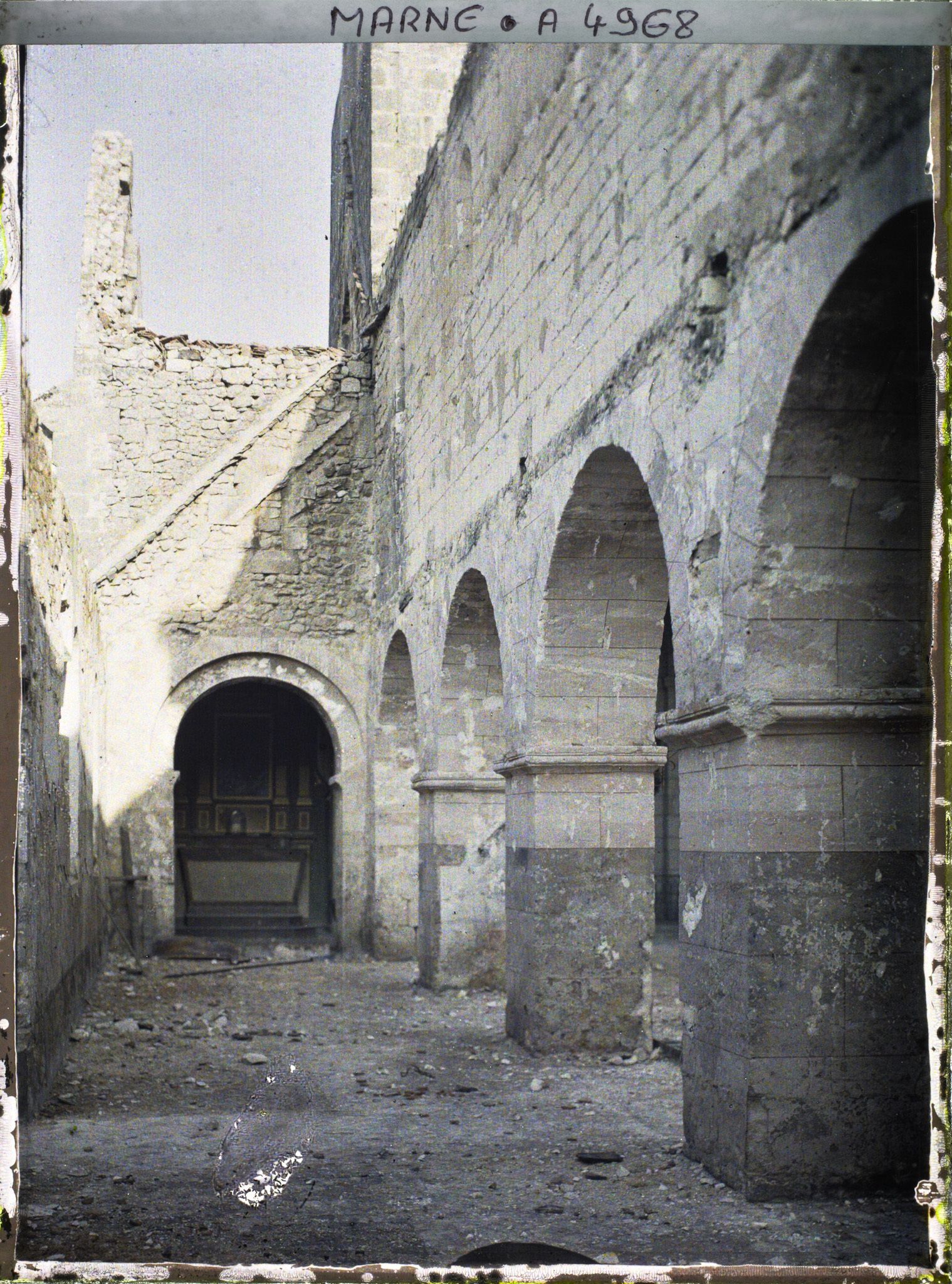 Image représentant L'un des bas côté de l'église Saint-Denis après les bombardements du 7 février