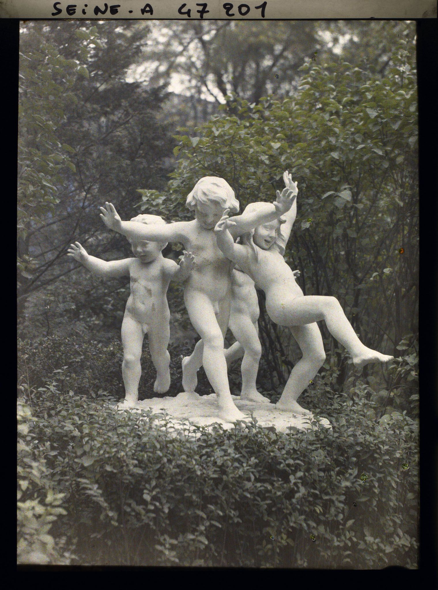 Image représentant L'Exposition des arts décoratifs, L'Eveil du Printemps ou Groupe d'enfants dansant, Cours-la-Reine