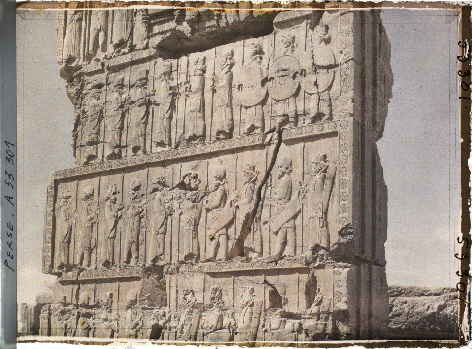 Image représentant Palais des cent colonnes, bas-relief de la porte sud représentant les guerriers des différentes ethnies de l'empire portant le trône de Darius 1er