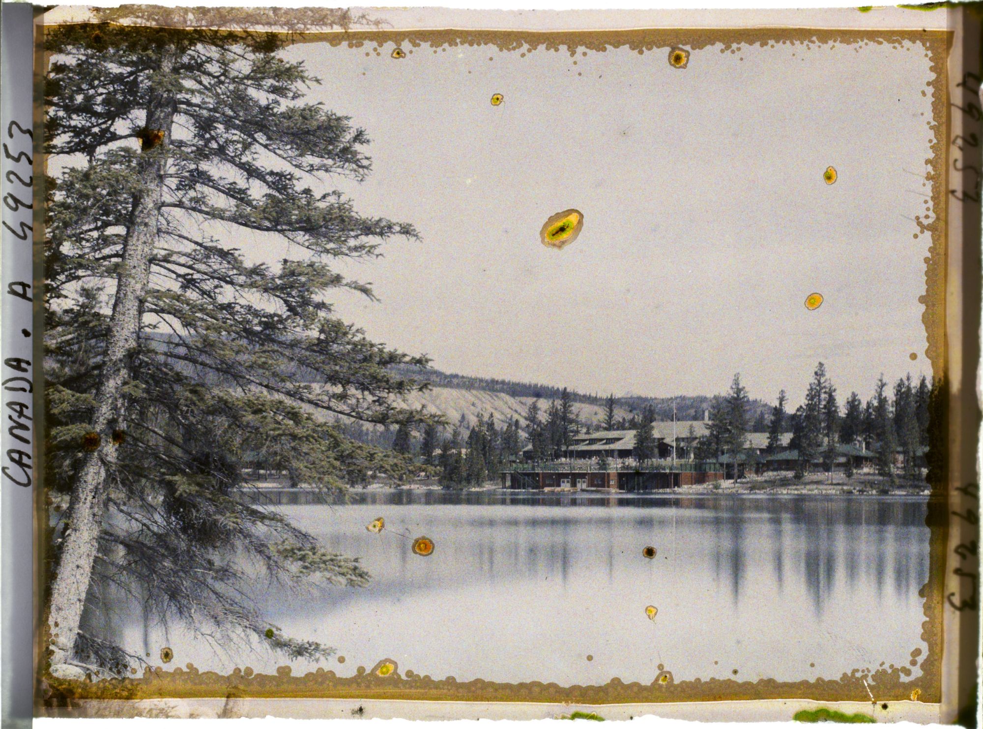 Image représentant Canada, Jasper-Parc, Vue vers les Chalets de Jasper parc