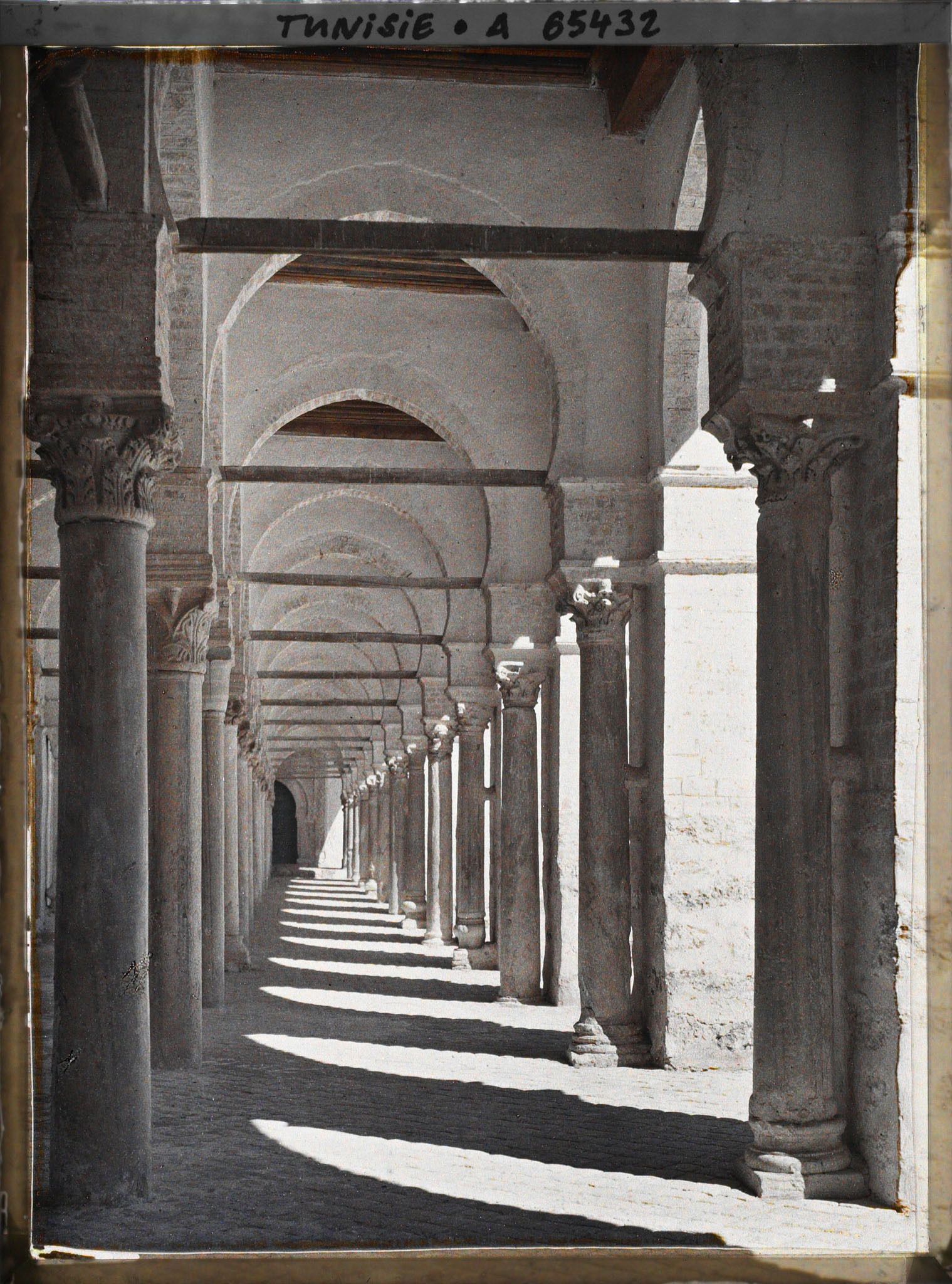 Image représentant La galerie ouest de la cour de la Grande Mosquée dans la médina