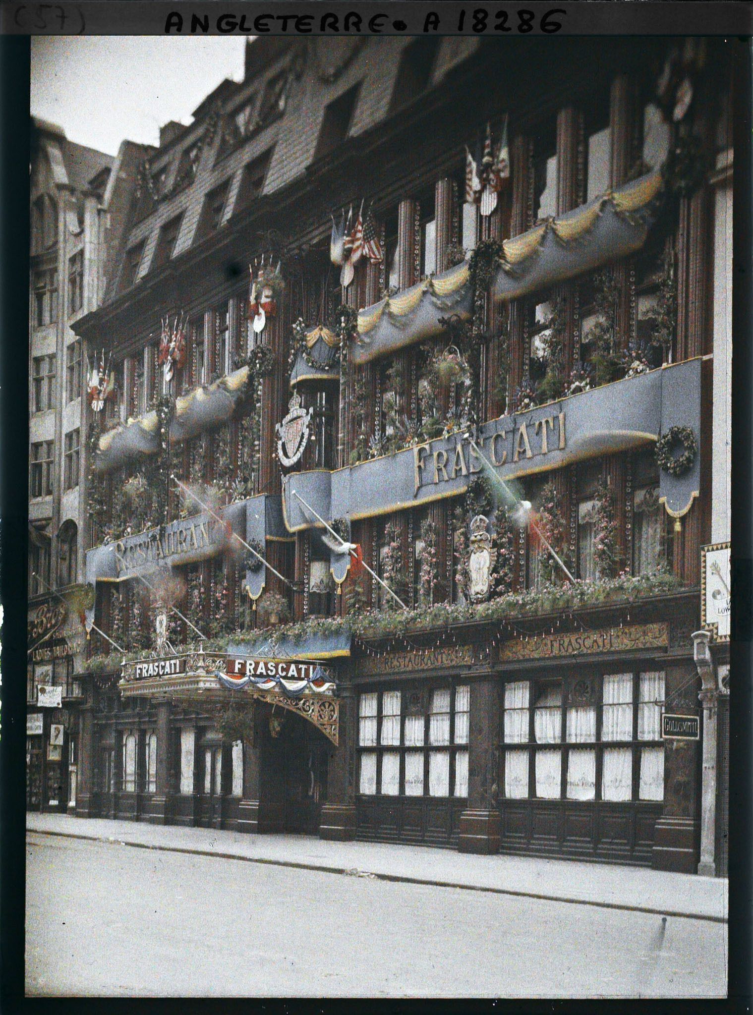 Image représentant Le restaurant Frascati décoré à l'occasion de la commémoration de la victoire des Alliés.