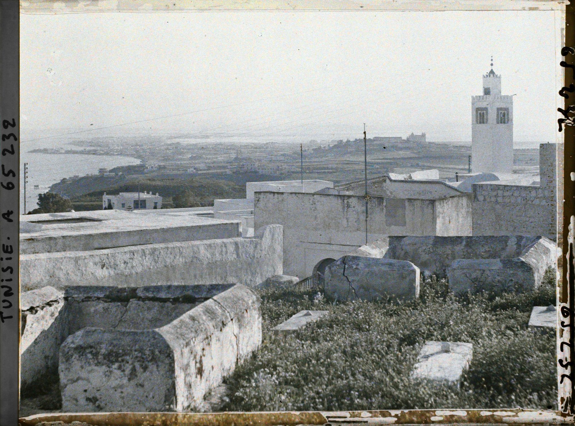 Image représentant Le village et le minaret de la mosquée vus en direction de Carthage