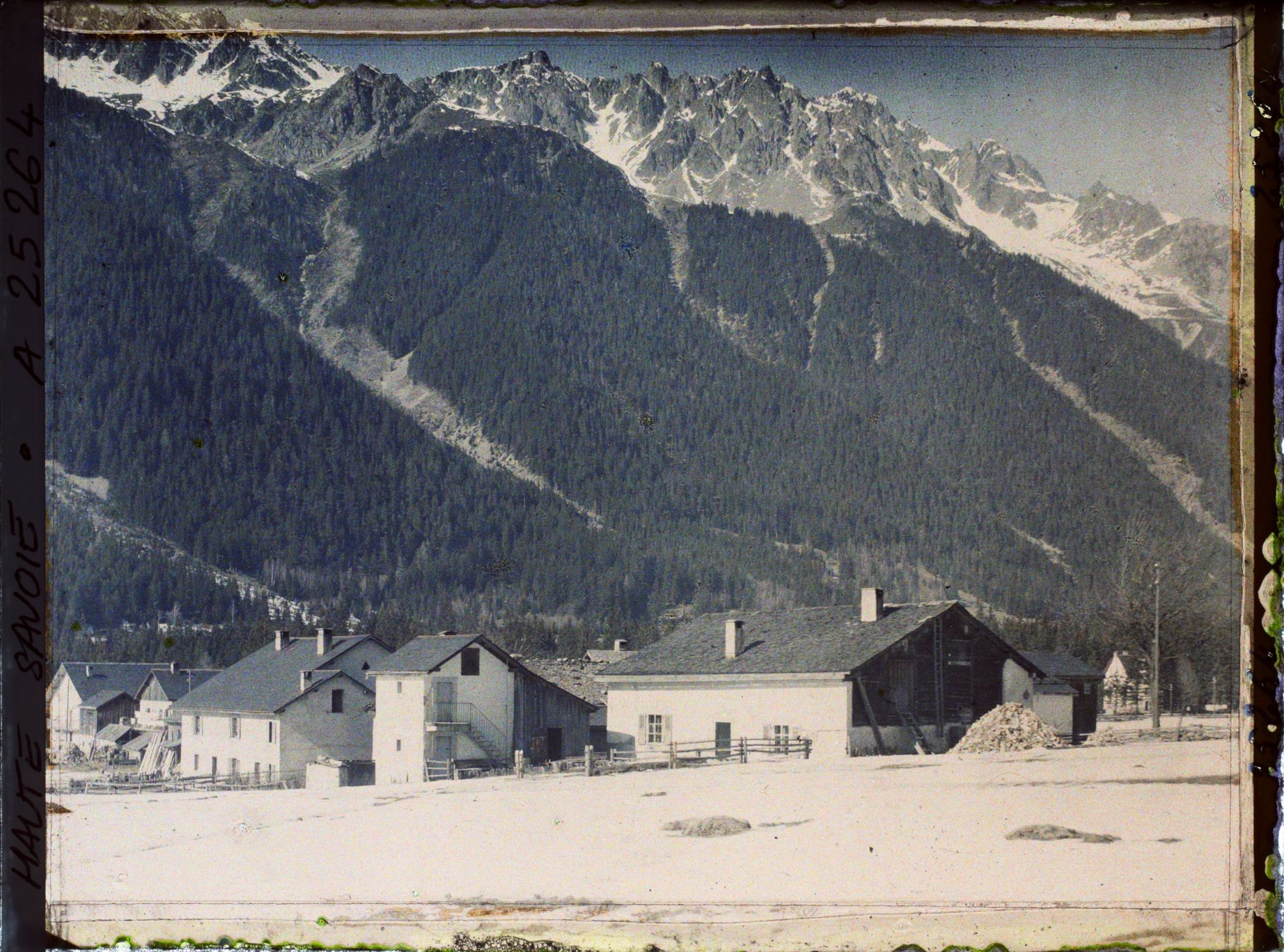Image représentant Mouilles, Vallée de Chamonix, Le Village des Mouilles et les Aiguilles Rouges