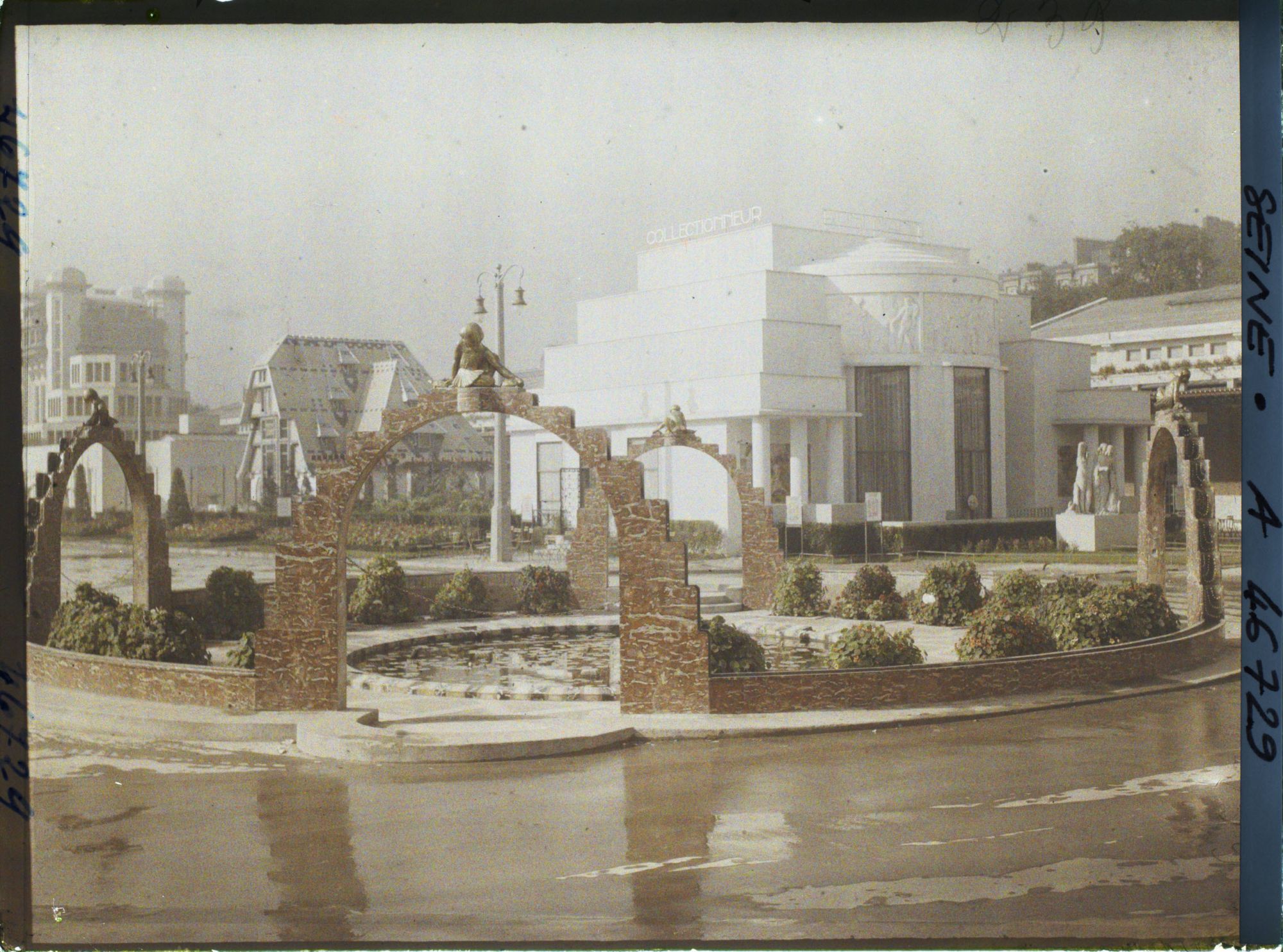 Image représentant L'Exposition des arts décoratifs, Jardin des Nymphéas de Laprade et Pavillon de Ruhlmann, dit du Collectionneur