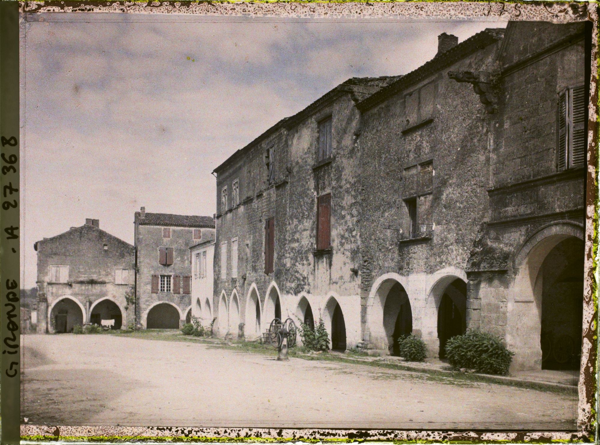 Image représentant France, St Macaire, Place du Macadieu