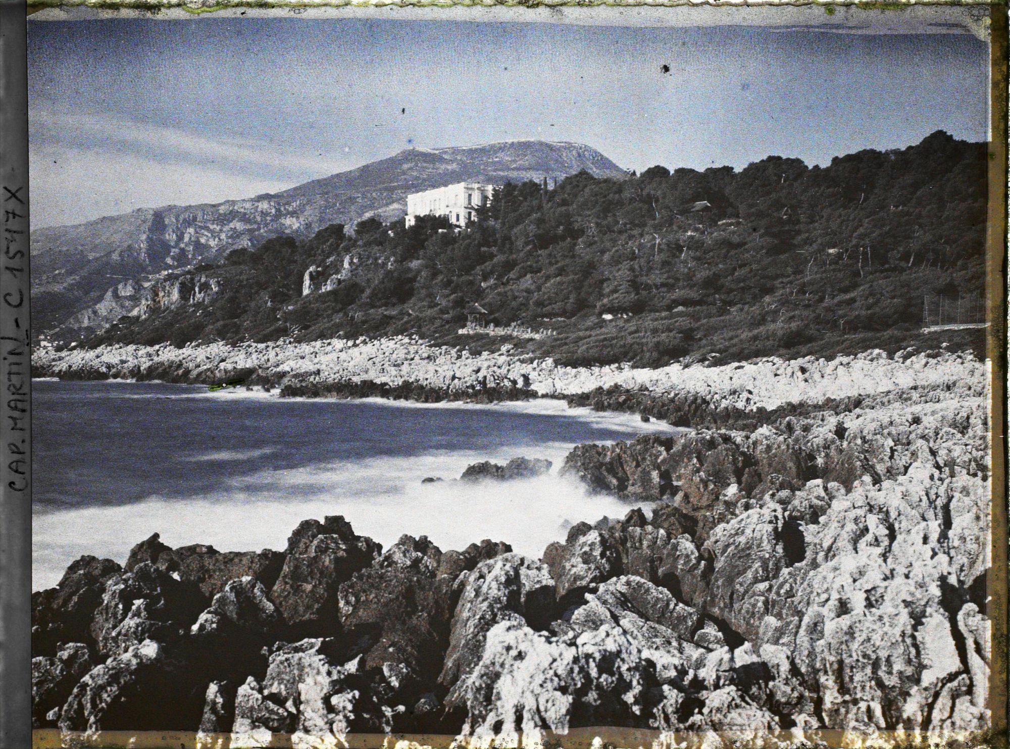 Image représentant La villa Kahn dite villa Zamir, vue des rochers de la pointe du cap vers un mont de l'arrière pays