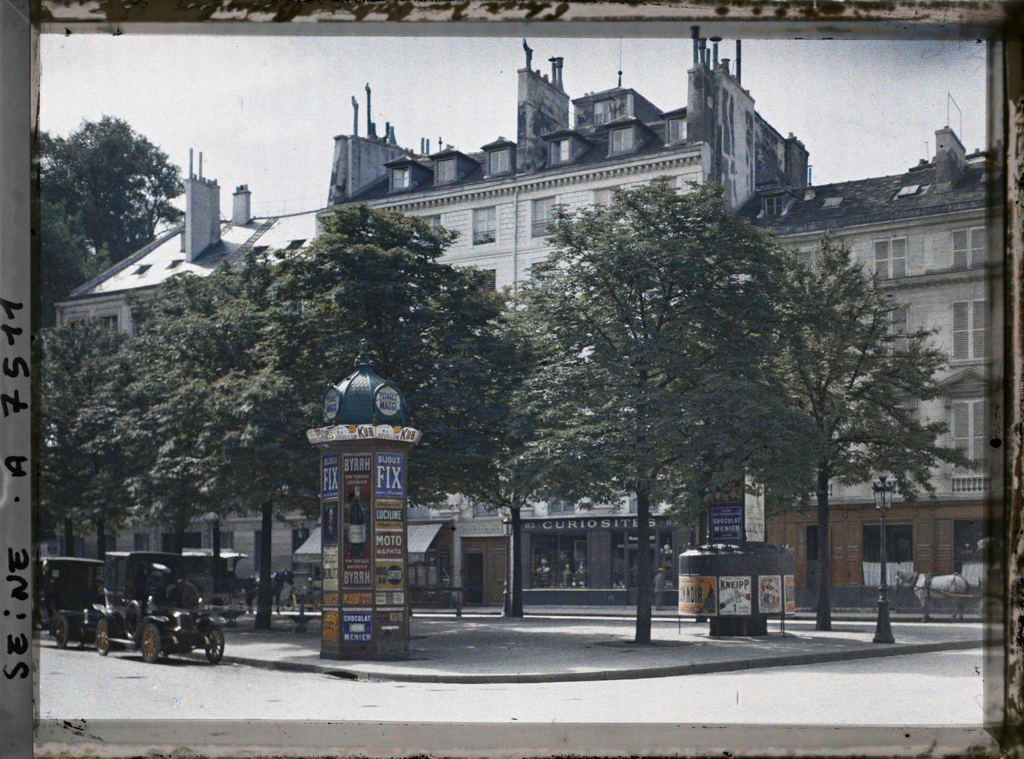 Image représentant La place du Président-Edouard-Herriot (nom attribué en 1965) vue depuis la rue Aristide-Briand et à gauche, la rue de l'Université