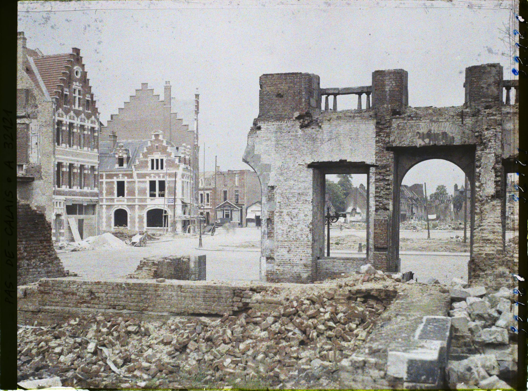 Image représentant France, Béthune, Ruines de l'Hôtel de Ville et nouvelles maisons s/ la Grande Place