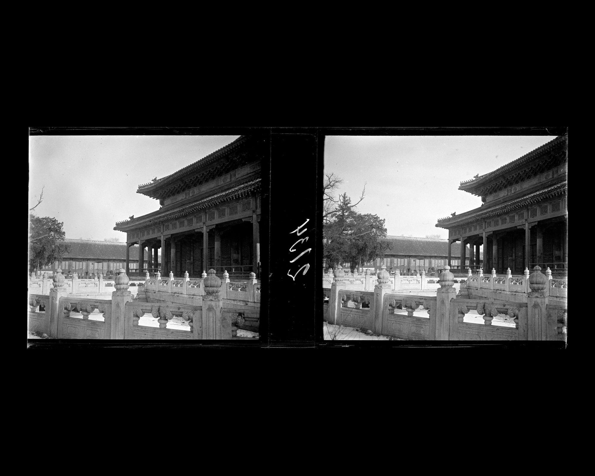 Image représentant Guozijian ("collège Impérial"). L'angle sud-ouest de Biyong, le pavillon principal du collège