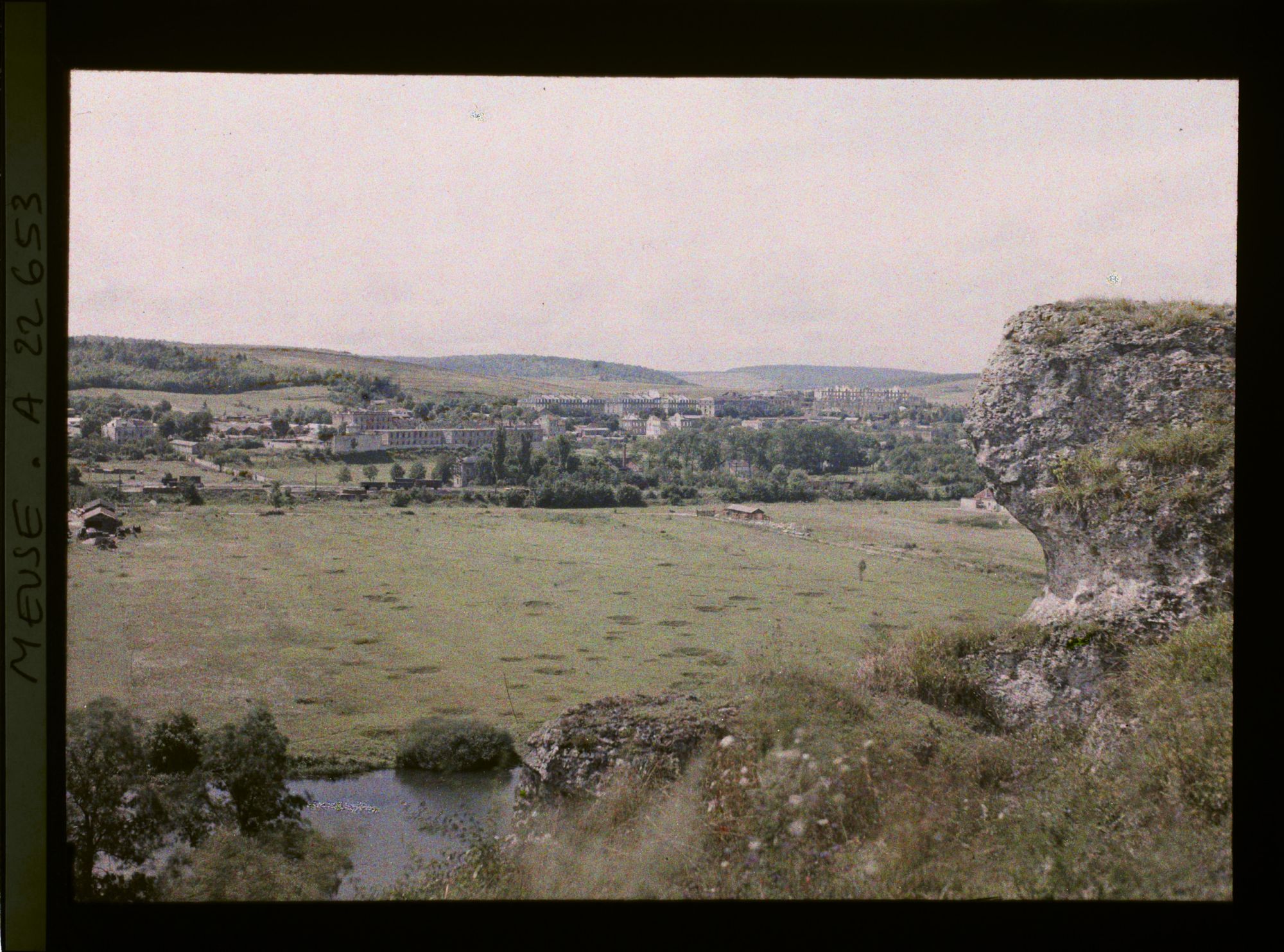 Image représentant France, St Mihiel, Panorama vers les Casernes de Chauvoncourt, pris des 7 Roches