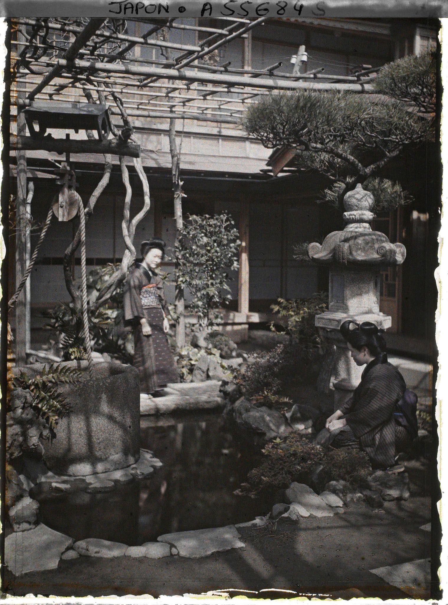 Image représentant Serveuses près d'un puits dans le jardin intérieur d'un Ryokan (hôtel-restaurant traditionnel)