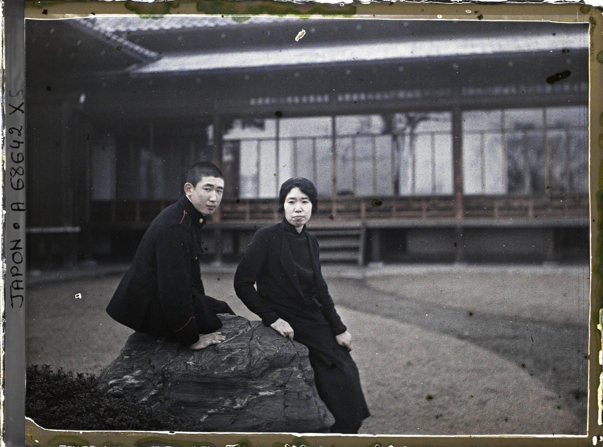 Image représentant Résidence de la famille Kitashirakawa : la princesse Kitashirakawa (Fusako) et son fils, le prince Kitashirakawa (Nagahisa)