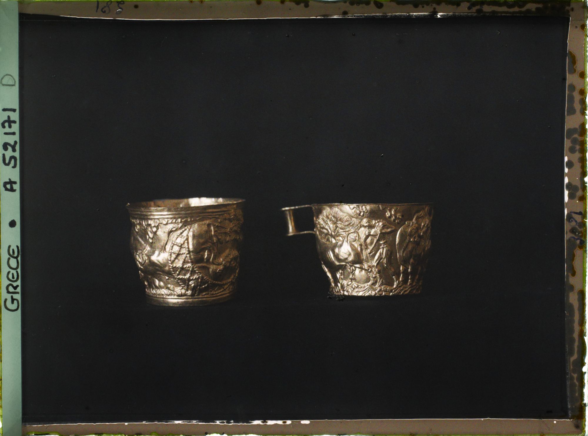 Image représentant Deux gobelets en or sculpté (scènes de chasse au taureau) provenant de Vaphio (Laconie)