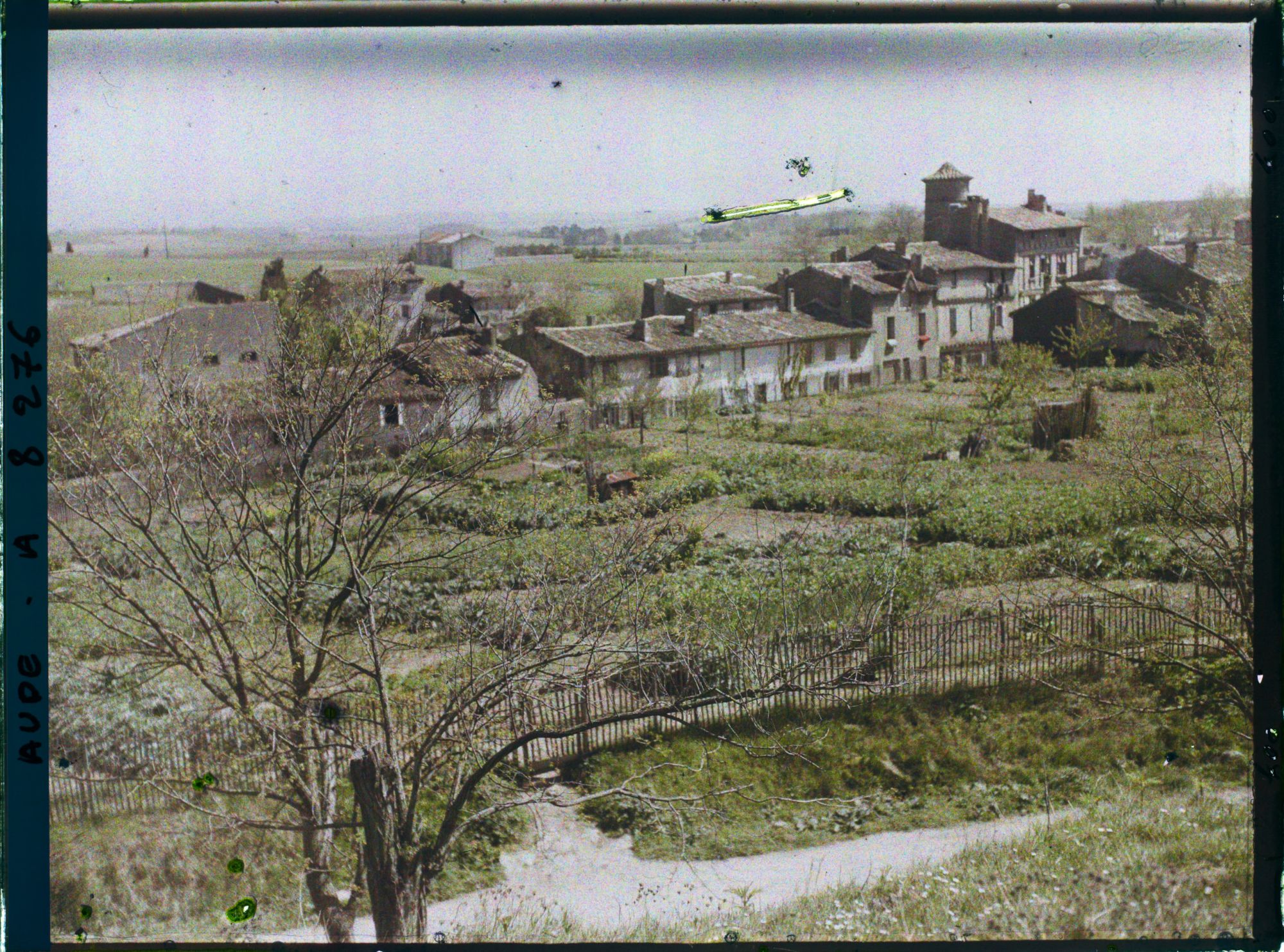 Image représentant Le boulevard de Barbacane avec une vieille maison à tourelle