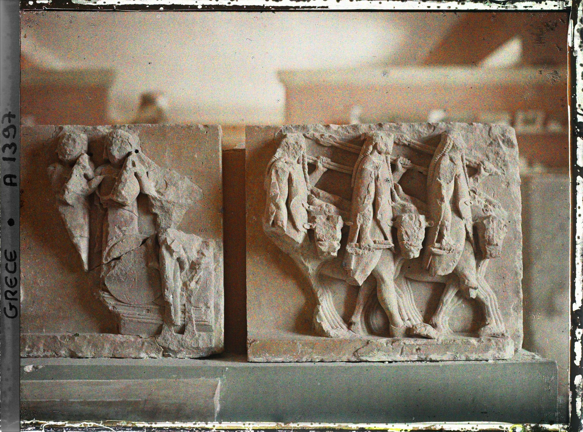 Image représentant Au musée : fragment de métope du Monoptere de Sicyône. (A droite, le retour de Cartor, Pollux et Idas après une fructueuse razzia de boeufs)